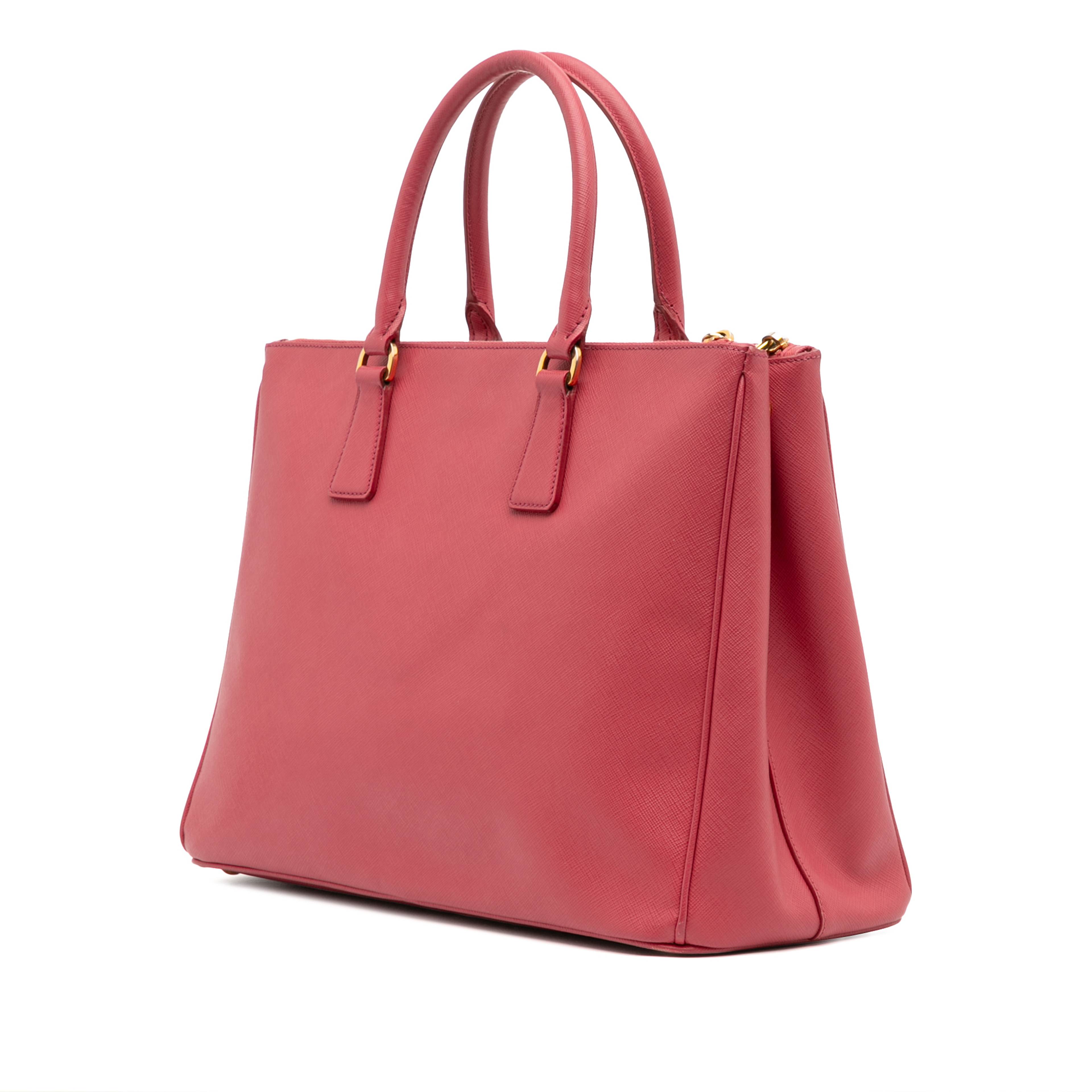 Prada Large Saffiano Lux Galleria Double Zip Tote, från Luxclusif, i färgen rosa. Klicka för att öppna bilden i stort format