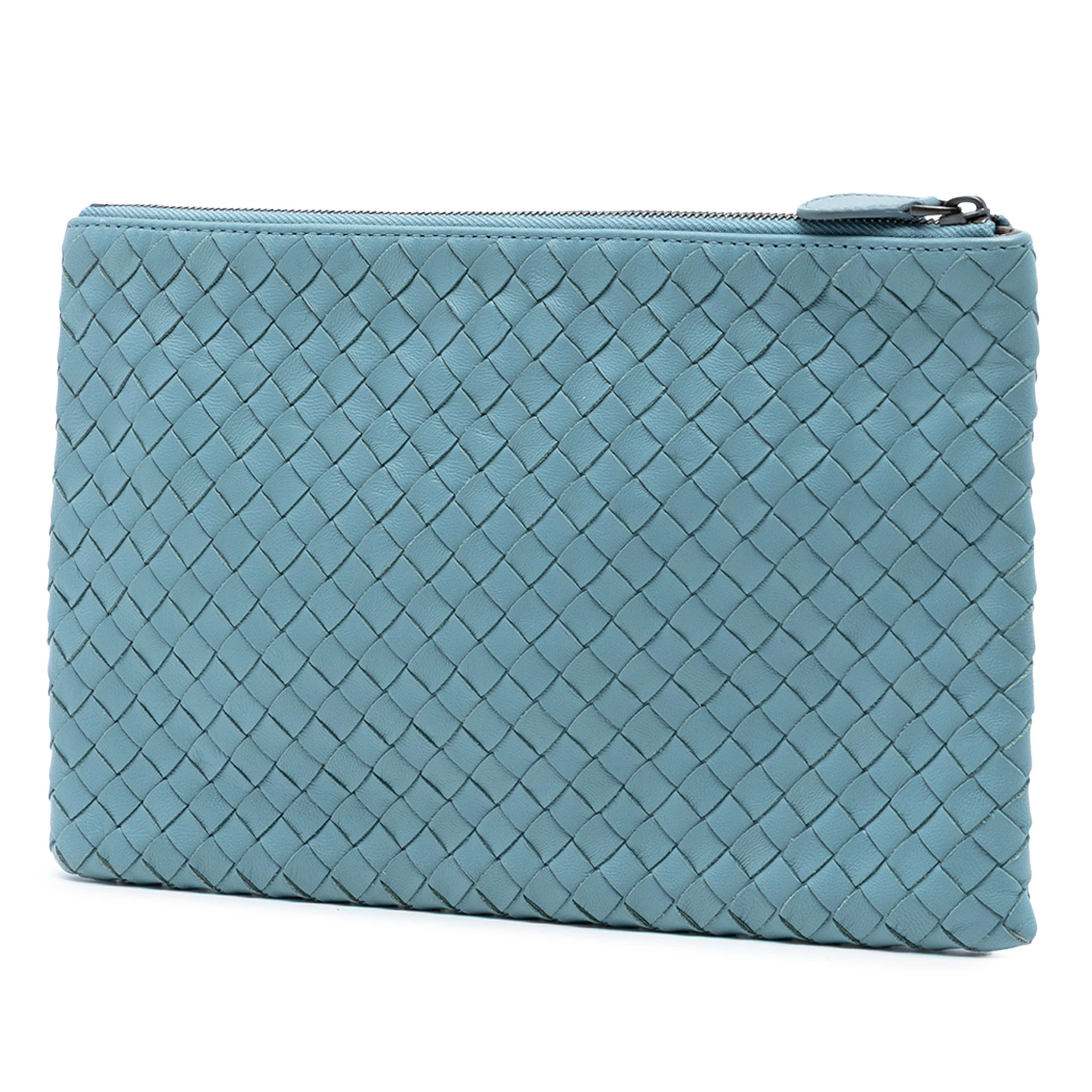 Bottega Veneta Nappa Intrecciato Clutch, från Luxclusif, i färgen light blue. Klicka för att öppna bilden i stort format