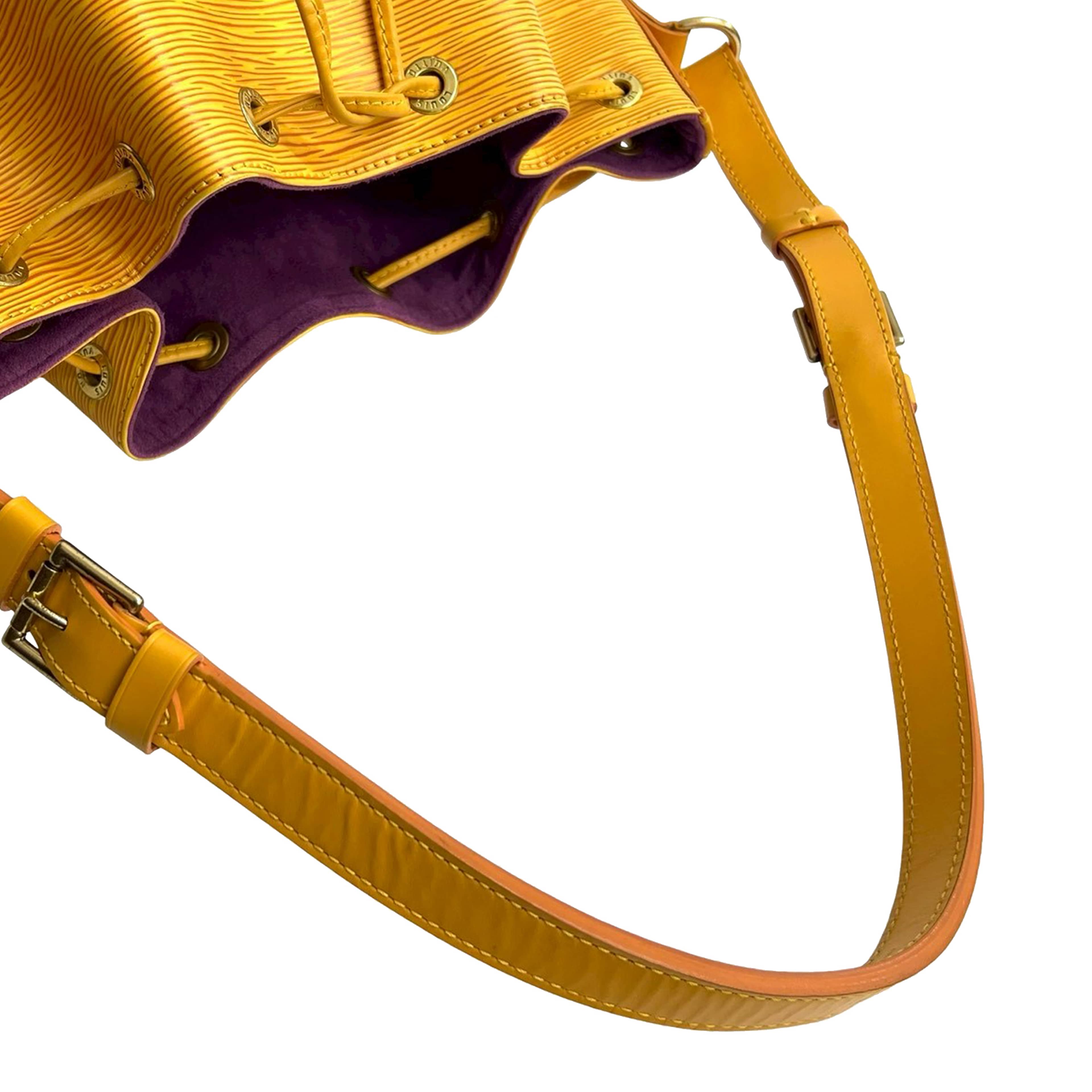 Louis Vuitton Epi Petit Noe, från Luxclusif, i färgen gul. Klicka för att öppna bilden i stort format