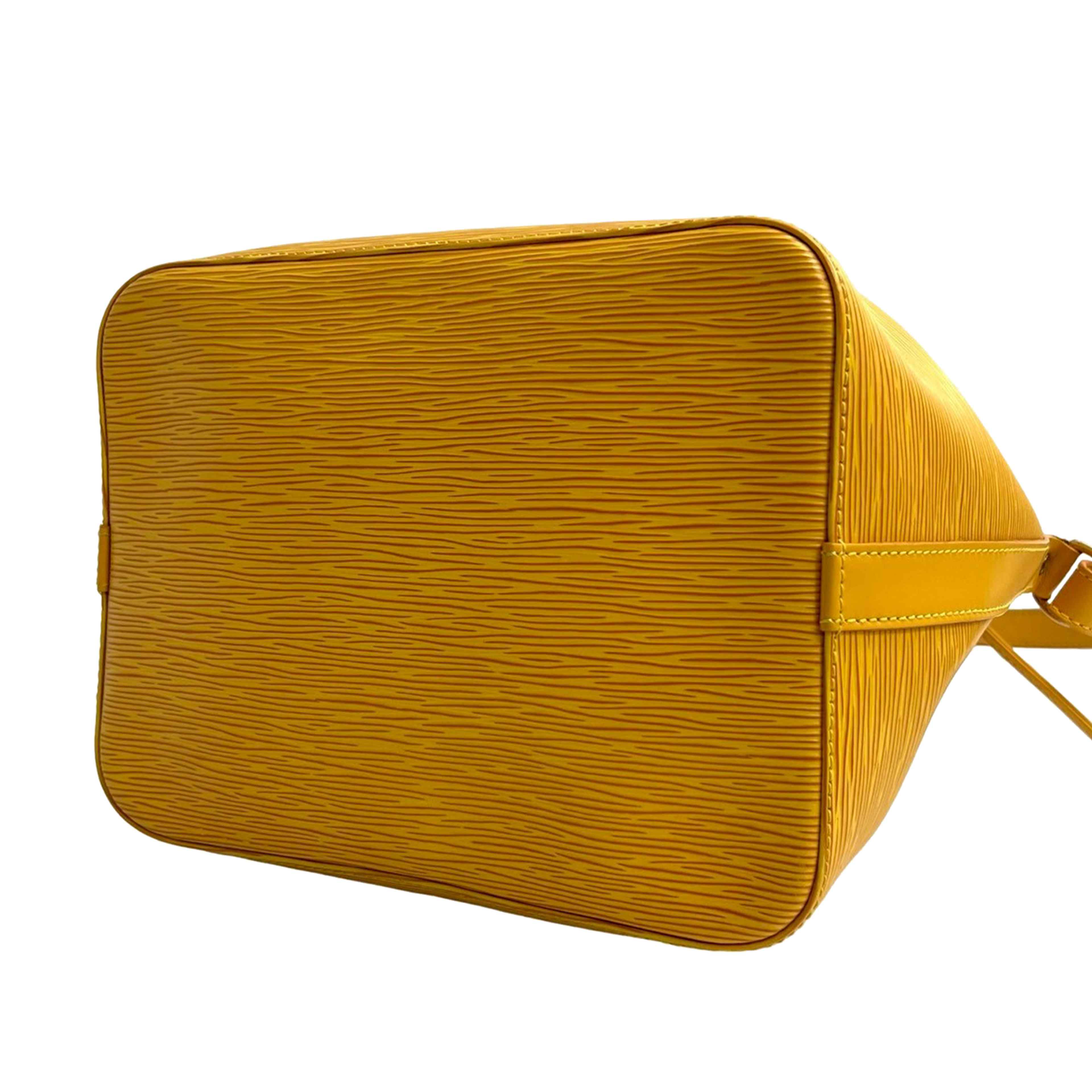 Louis Vuitton Epi Petit Noe, från Luxclusif, i färgen yellow. Klicka för att öppna bilden i stort format