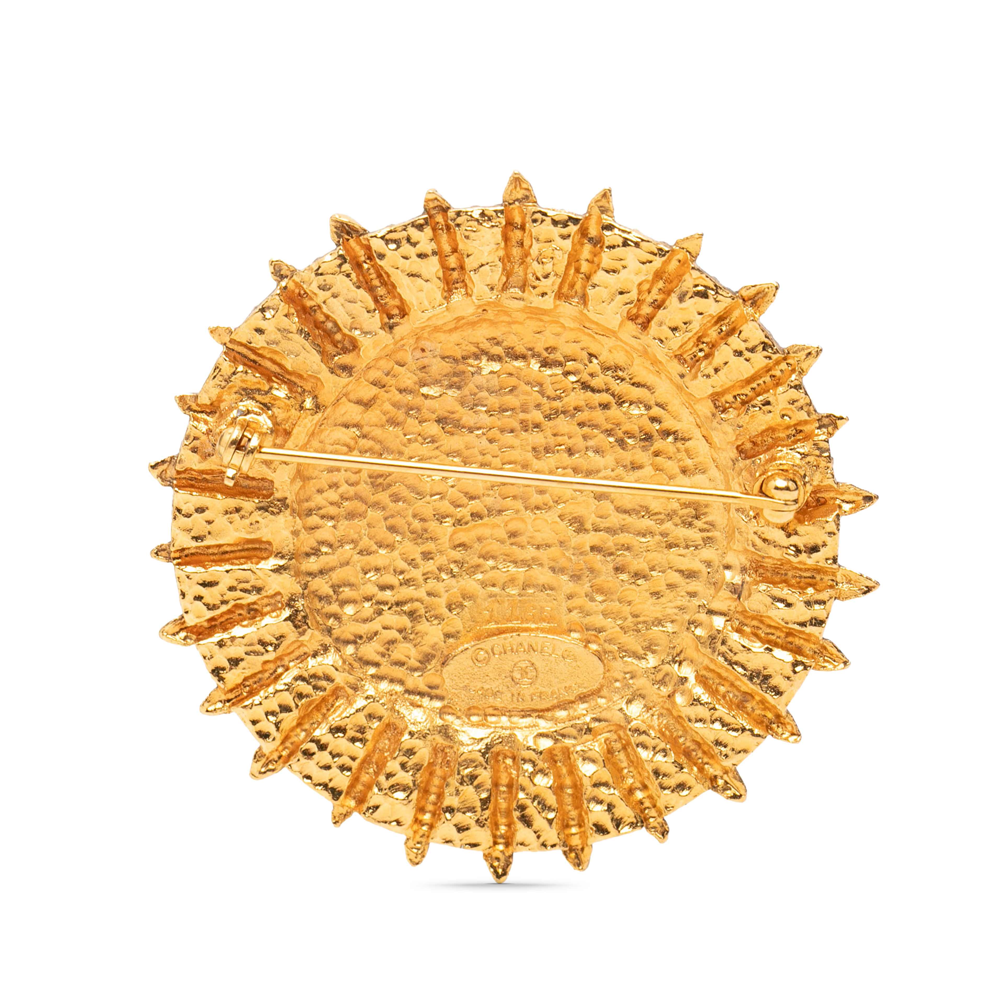 Chanel Gold Plated Coat Of Arms Pin Brooch, från Luxclusif, i färgen gold. Klicka för att öppna bilden i stort format