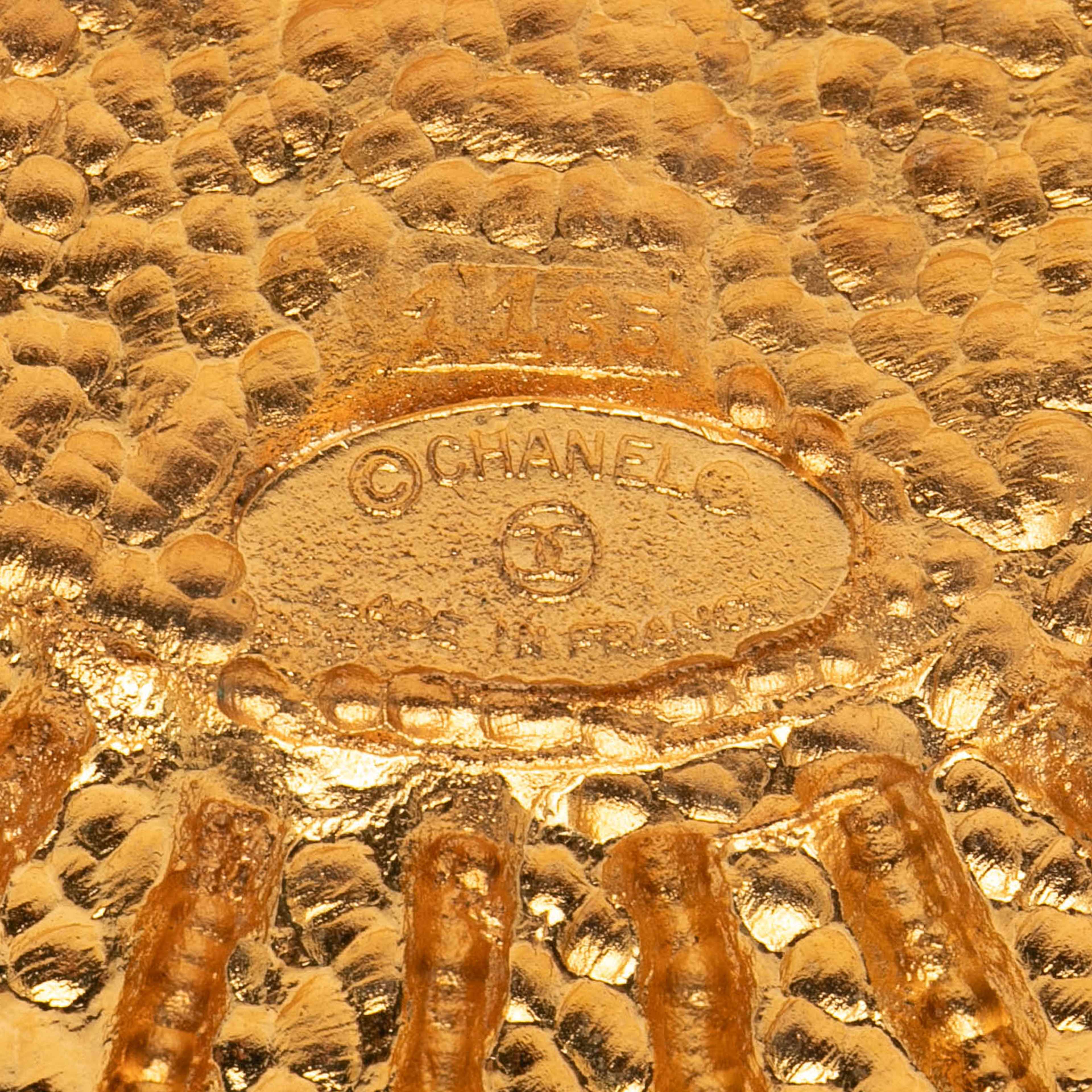 Chanel Gold Plated Coat Of Arms Pin Brooch, från Luxclusif, i färgen gold. Klicka för att öppna bilden i stort format