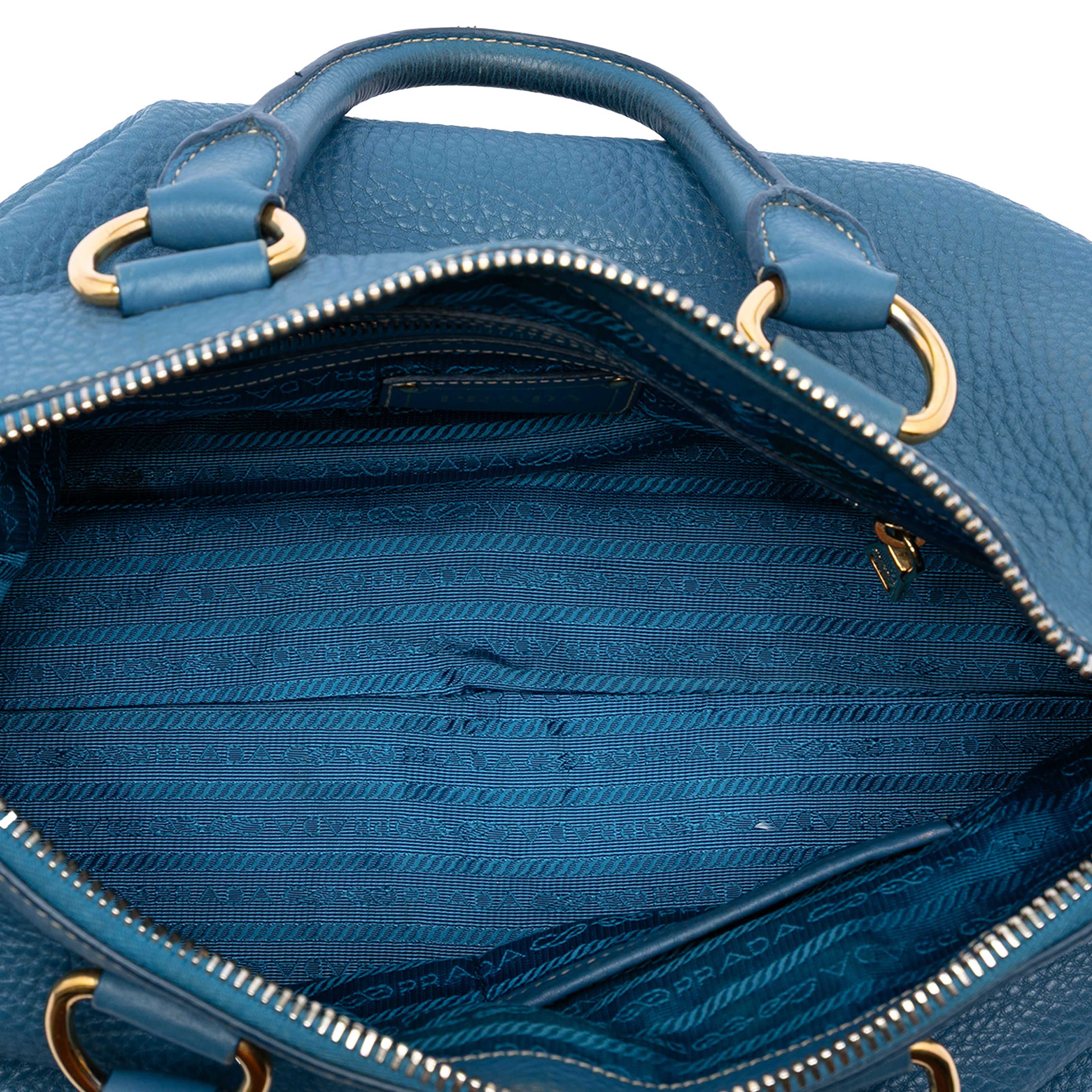 Prada Vitello Daino Zip Top Satchel, från Luxclusif, i färgen dark blue. Klicka för att öppna bilden i stort format