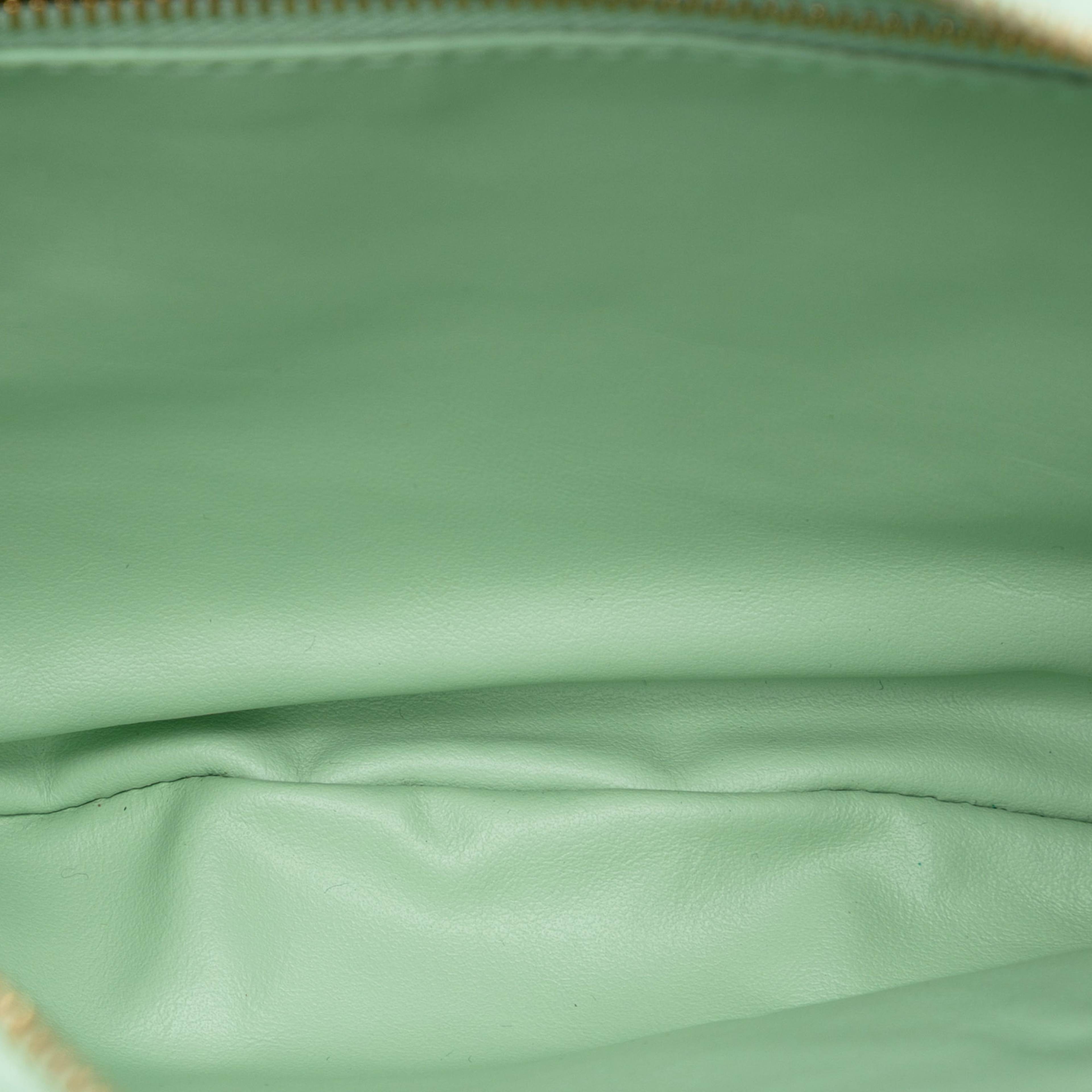 Bottega Veneta Medium Nappa Intrecciato Gemelli Hobo, från Luxclusif, i färgen light green. Klicka för att öppna bilden i stort format