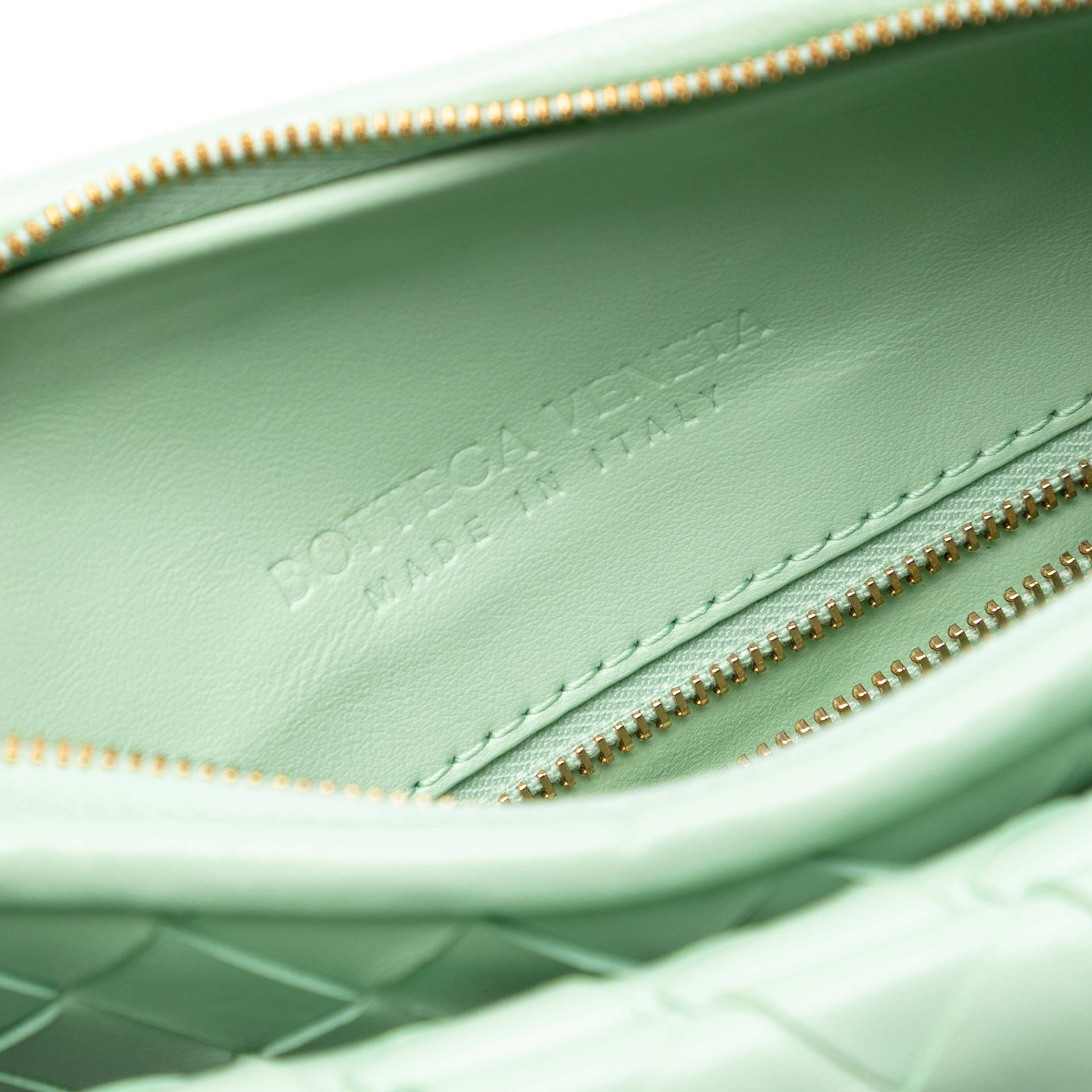 Bottega Veneta Medium Nappa Intrecciato Gemelli Hobo, från Luxclusif, i färgen light green. Klicka för att öppna bilden i stort format