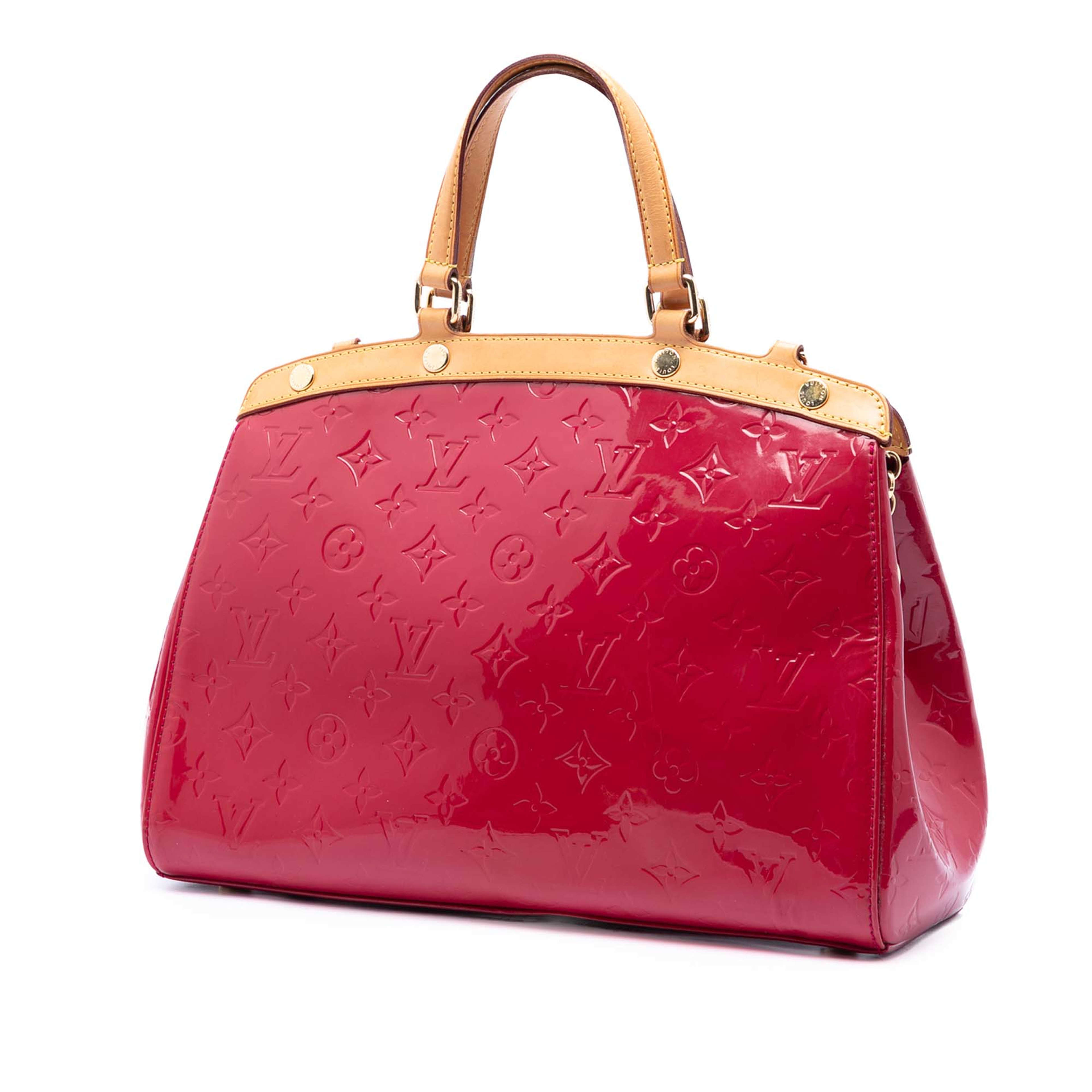 Louis Vuitton Monogram Vernis Brea Mm, från Luxclusif, i färgen röd. Klicka för att öppna bilden i stort format