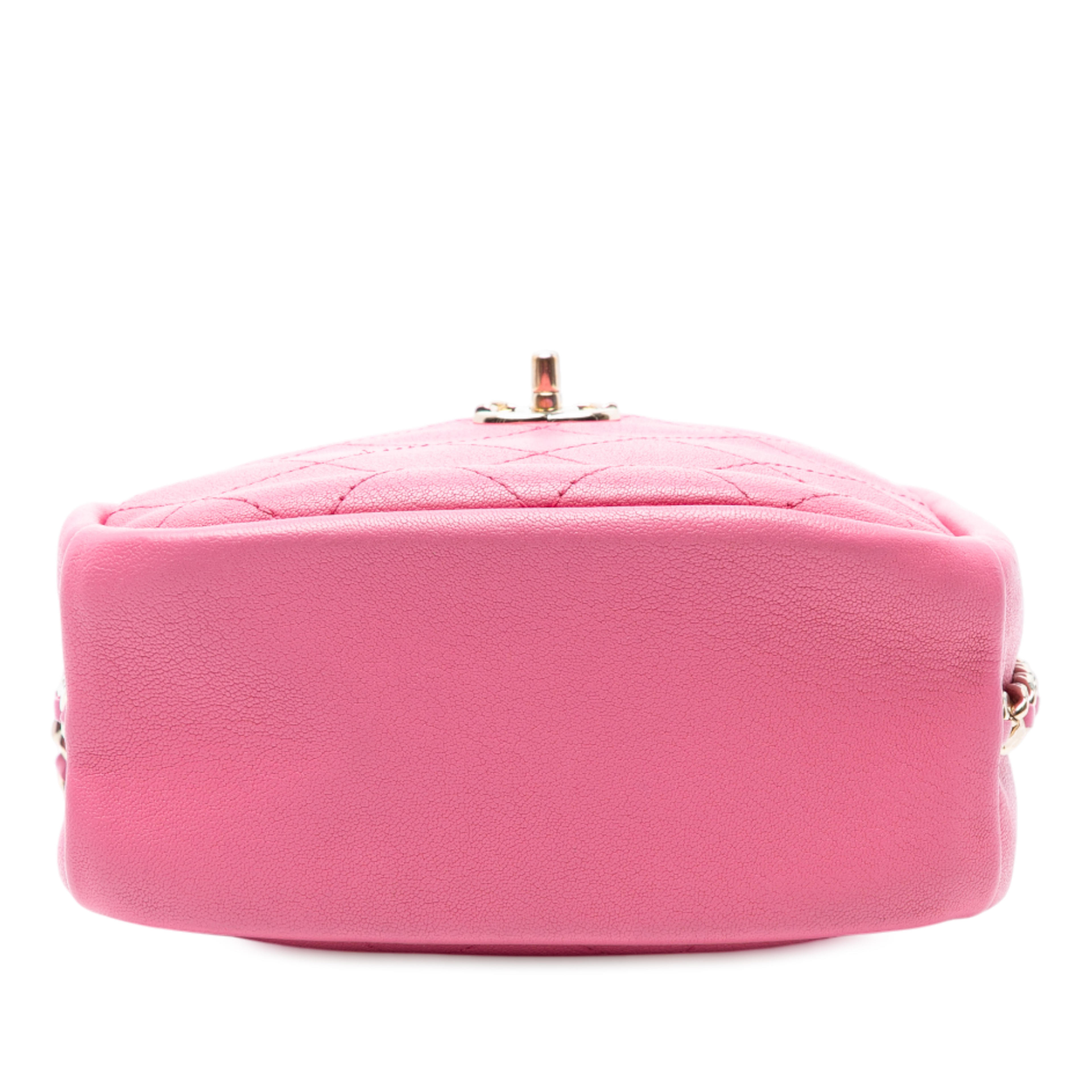 Chanel Stitched Goatskin Casual Trip North South Camera Case, från Luxclusif, i färgen pink. Klicka för att öppna bilden i stort format