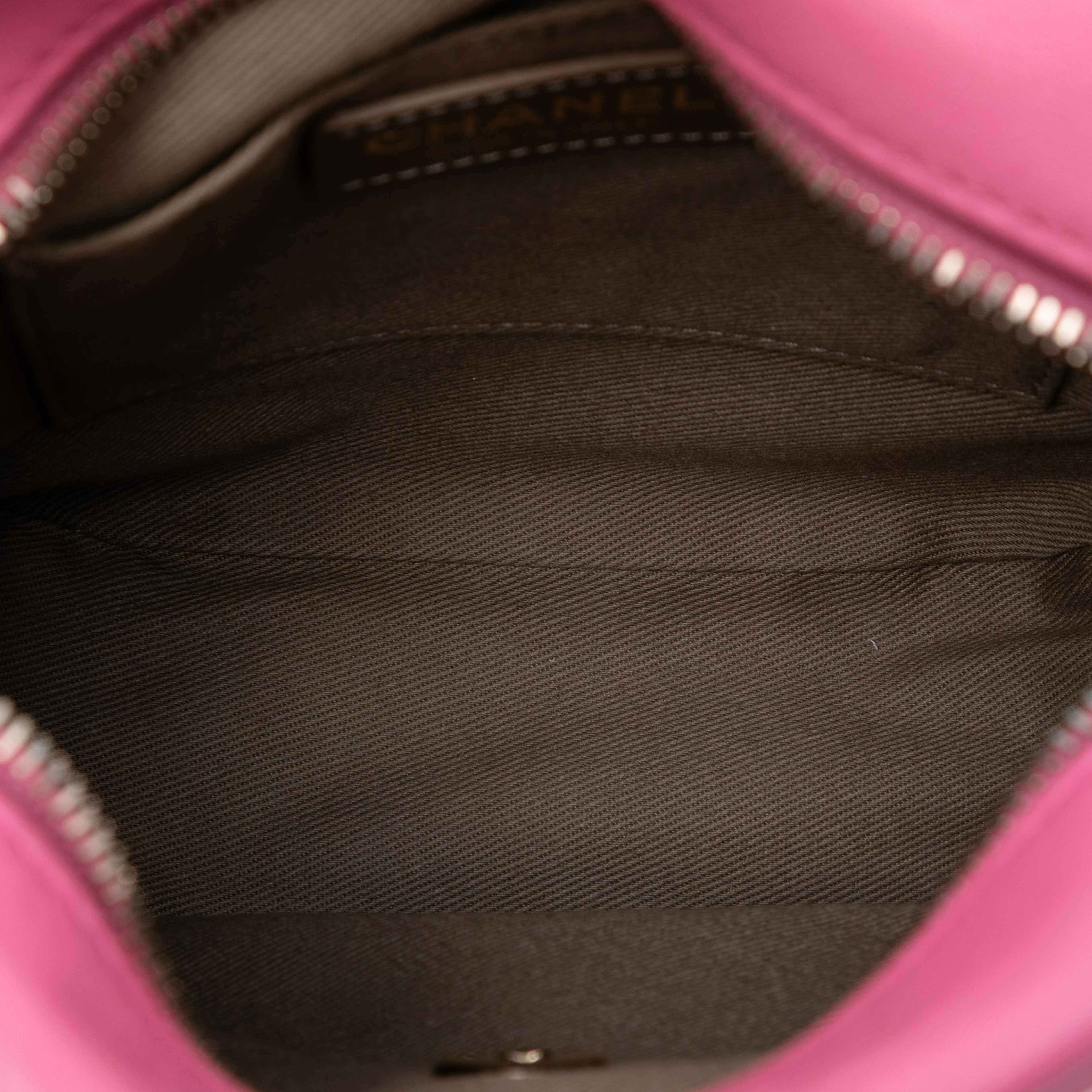 Chanel Stitched Goatskin Casual Trip North South Camera Case, från Luxclusif, i färgen pink. Klicka för att öppna bilden i stort format