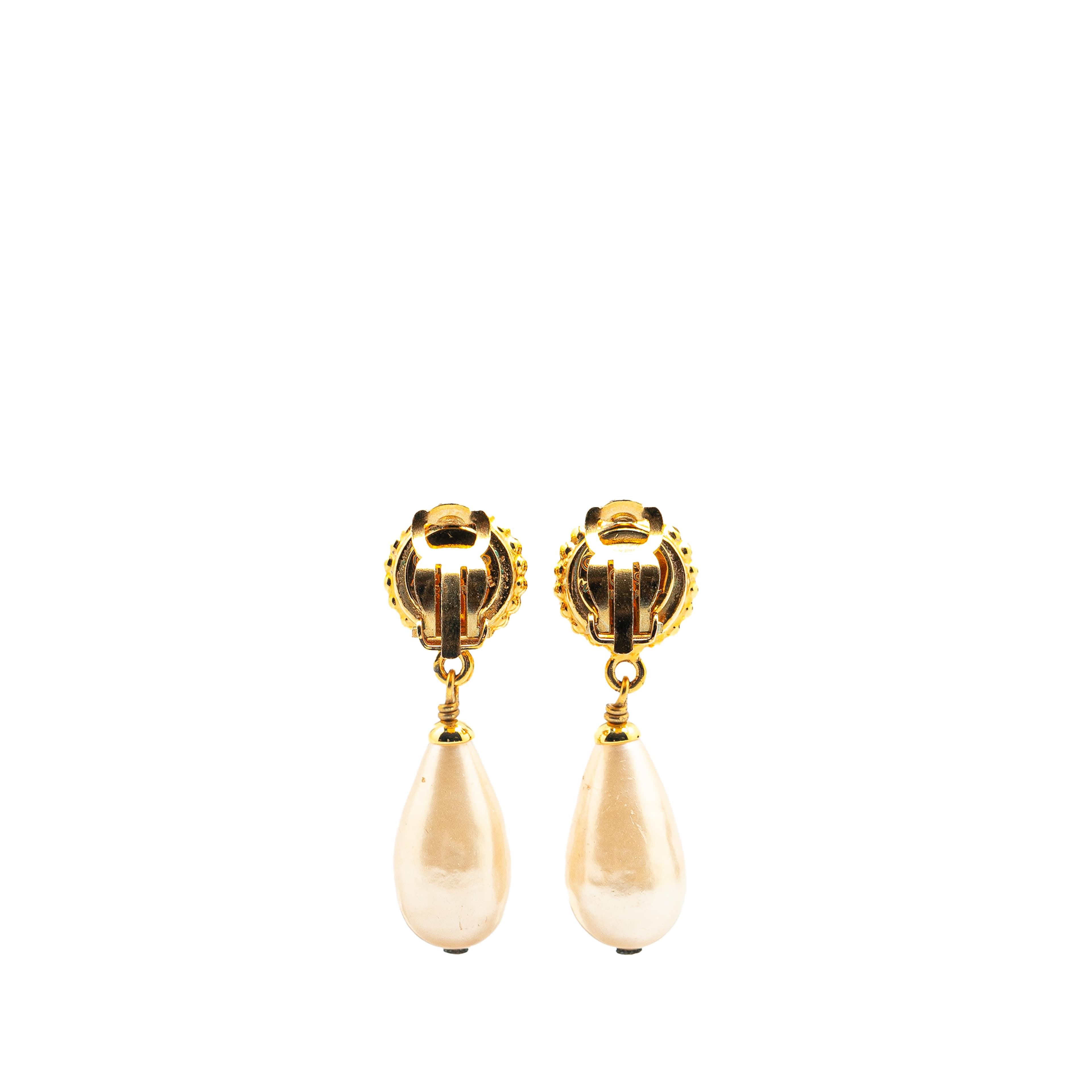 Chanel Gold Plated Clover Faux Pearl Drop Earrings, från Luxclusif, i färgen pearl. Klicka för att öppna bilden i stort format