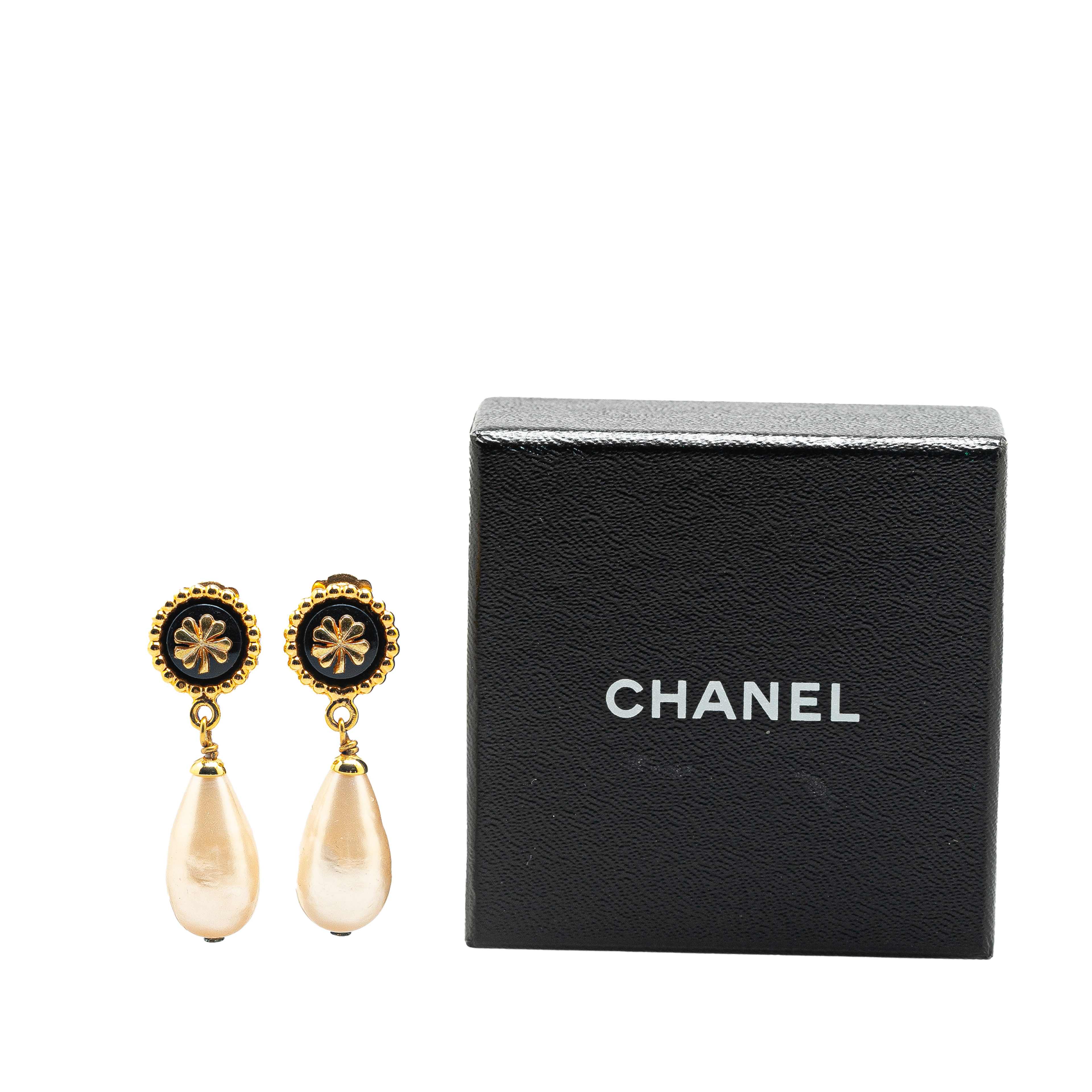 Chanel Gold Plated Clover Faux Pearl Drop Earrings, från Luxclusif, i färgen pearl. Klicka för att öppna bilden i stort format