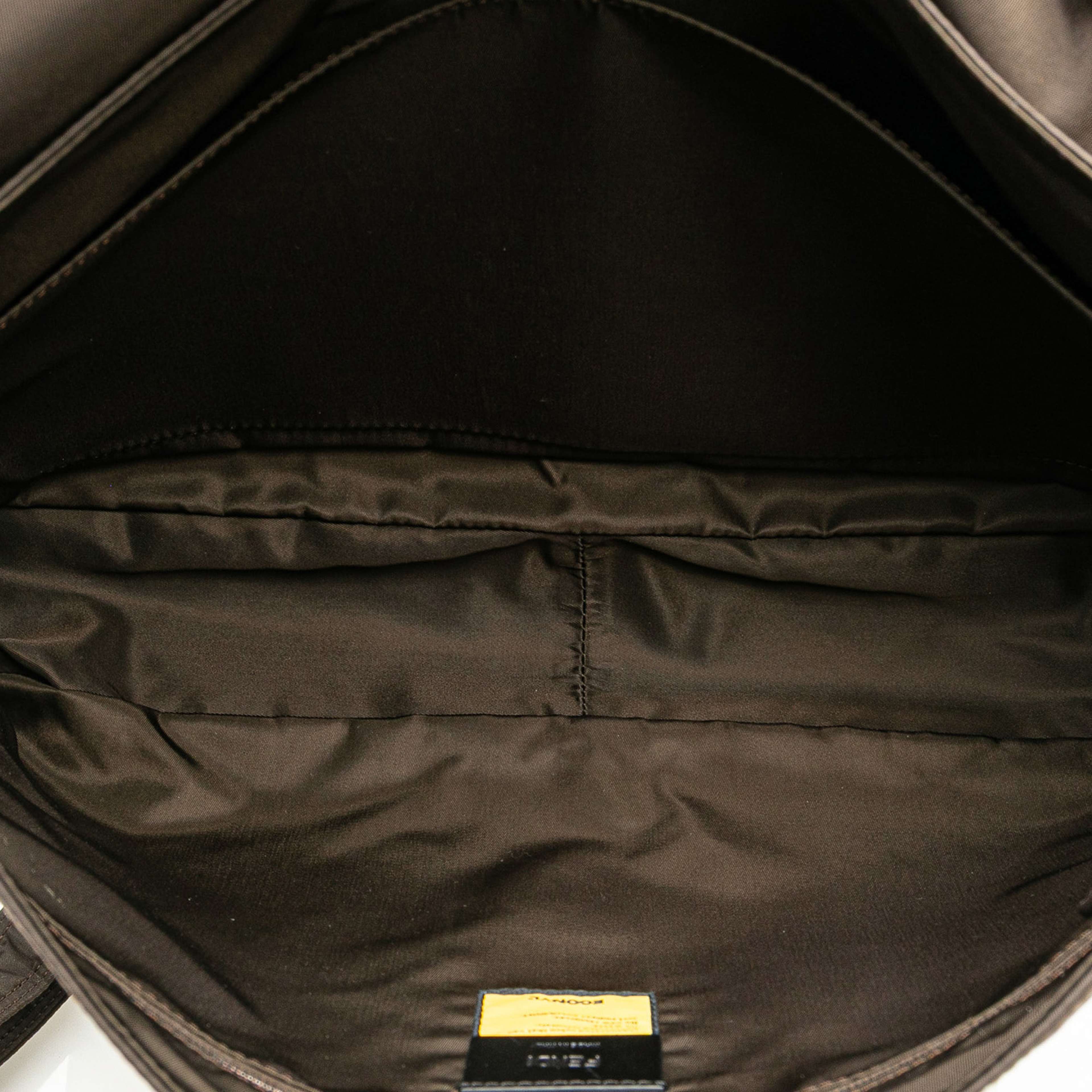 Fendi Large Econyl Nylon Baguette Satchel, från Luxclusif, i färgen dark brown. Klicka för att öppna bilden i stort format