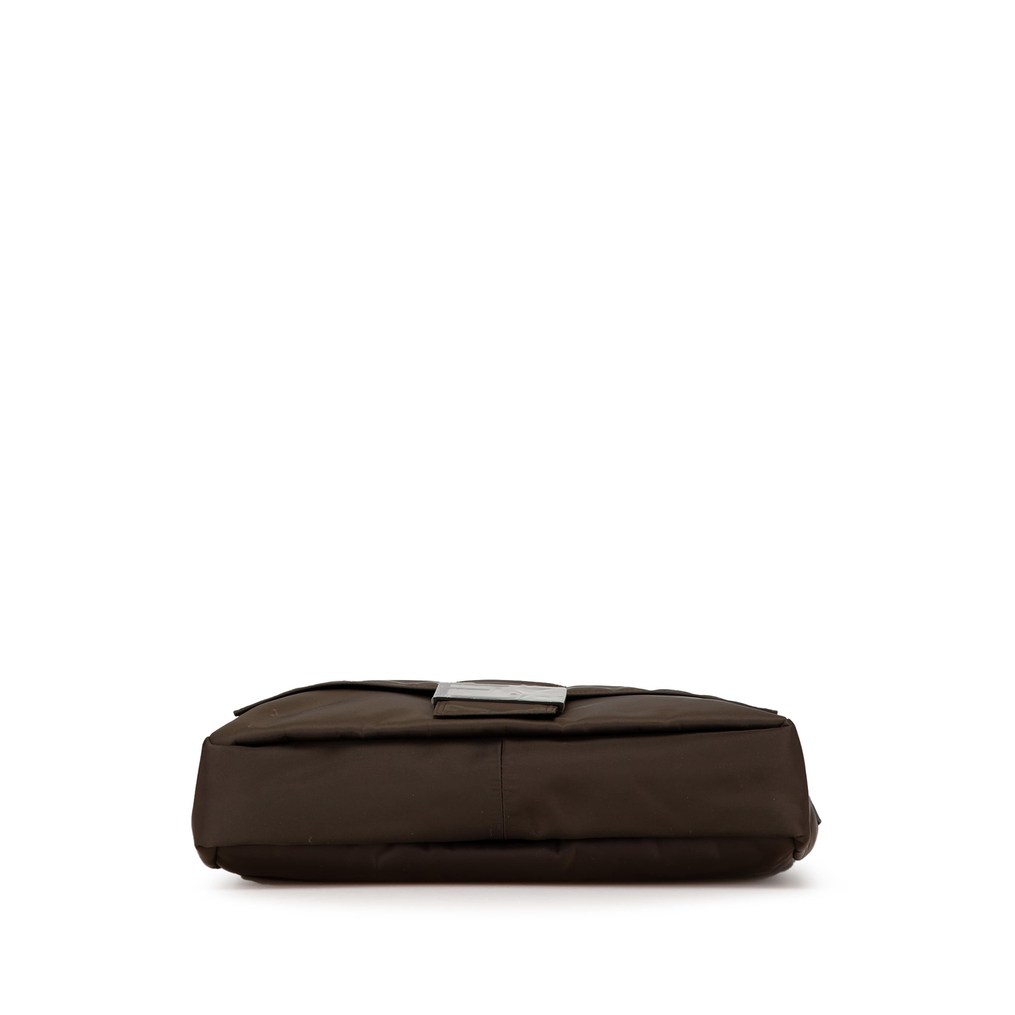 Fendi Large Econyl Nylon Baguette Satchel, från Luxclusif, i färgen dark brown. Klicka för att öppna bilden i stort format