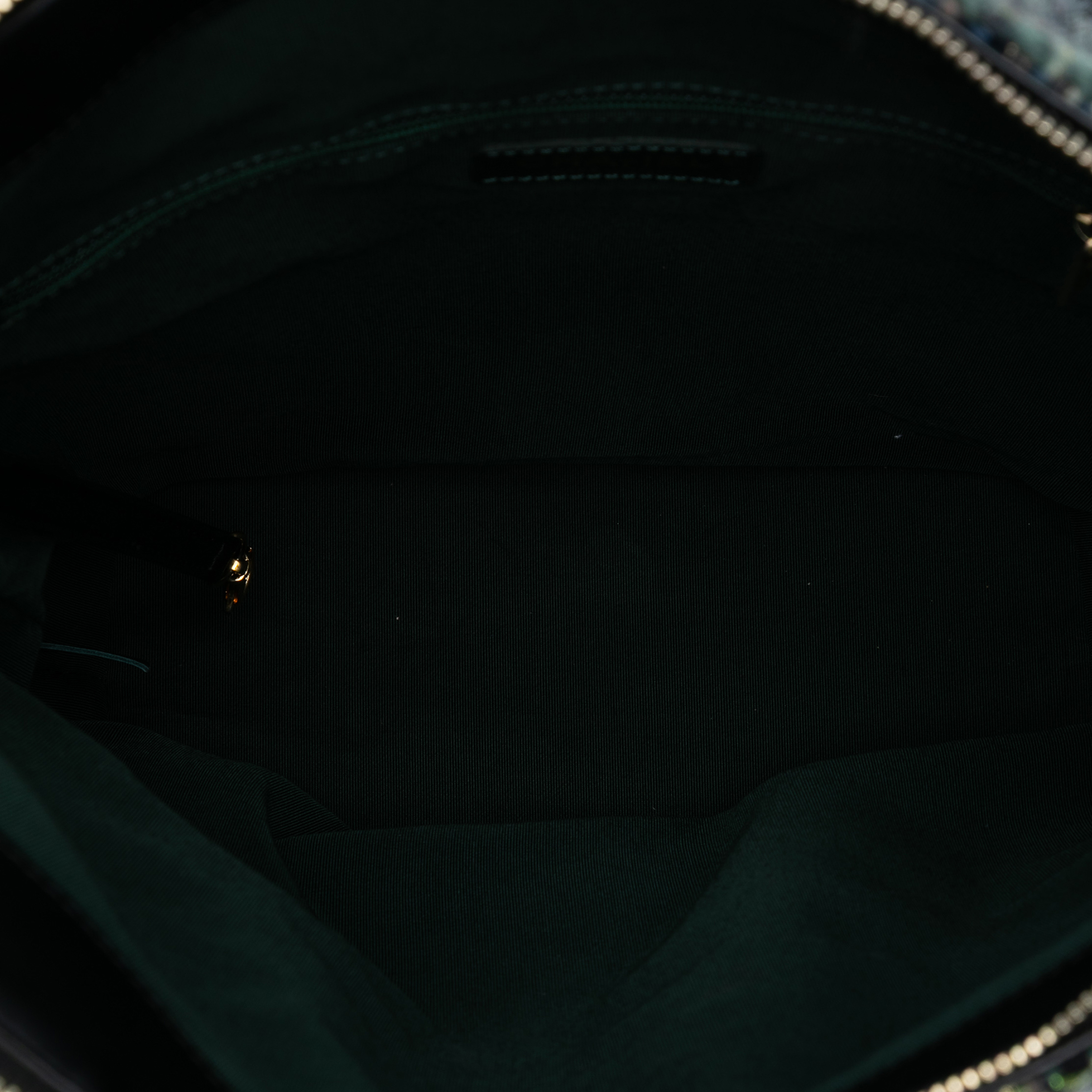 Chanel Quilted Aged Calfskin And Tweed Casual Style Hobo, från Luxclusif, i färgen black. Klicka för att öppna bilden i stort format