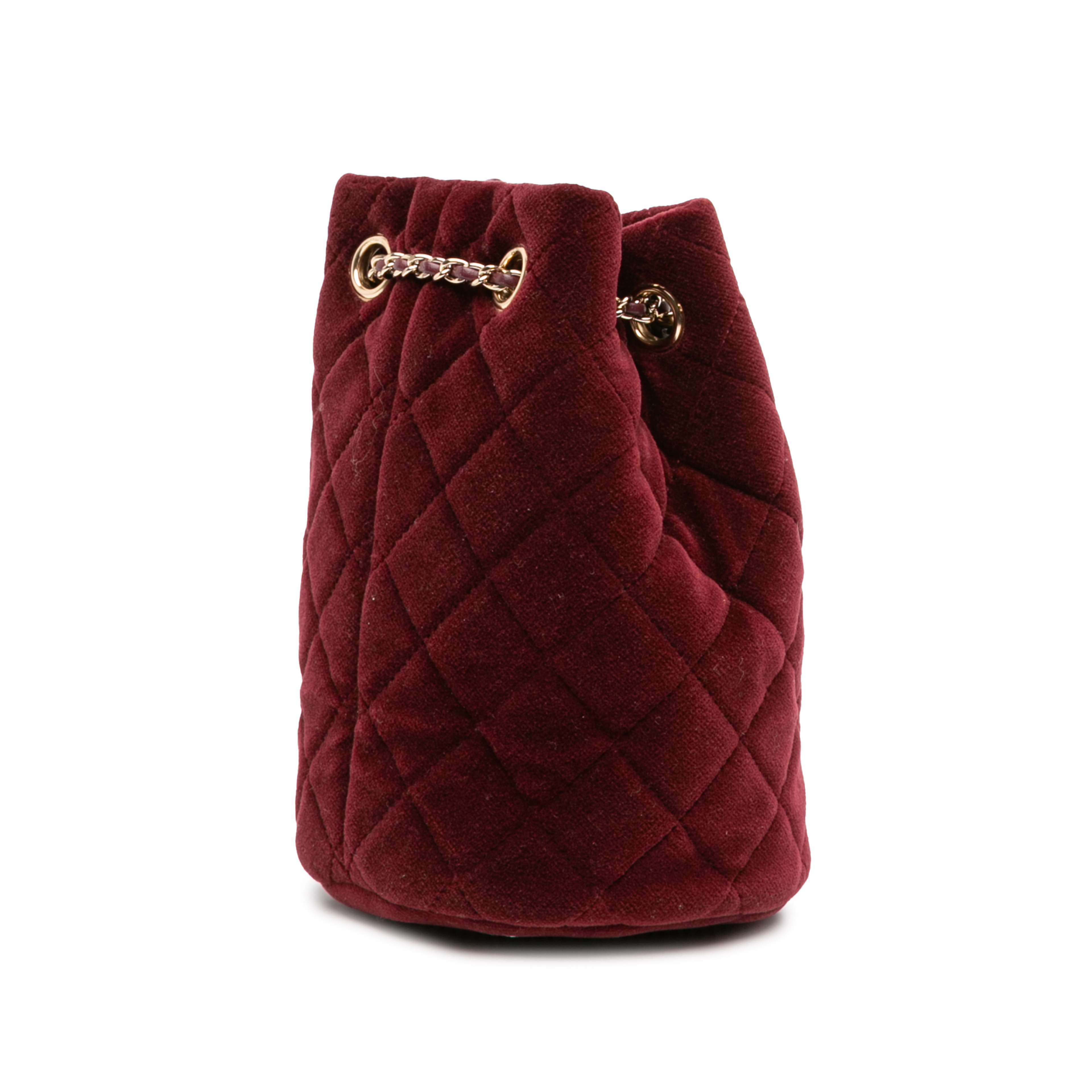 Chanel Mini Velvet Crystal Pearl Crush Bucket Bag, från Luxclusif, i färgen burgundy. Klicka för att öppna bilden i stort format