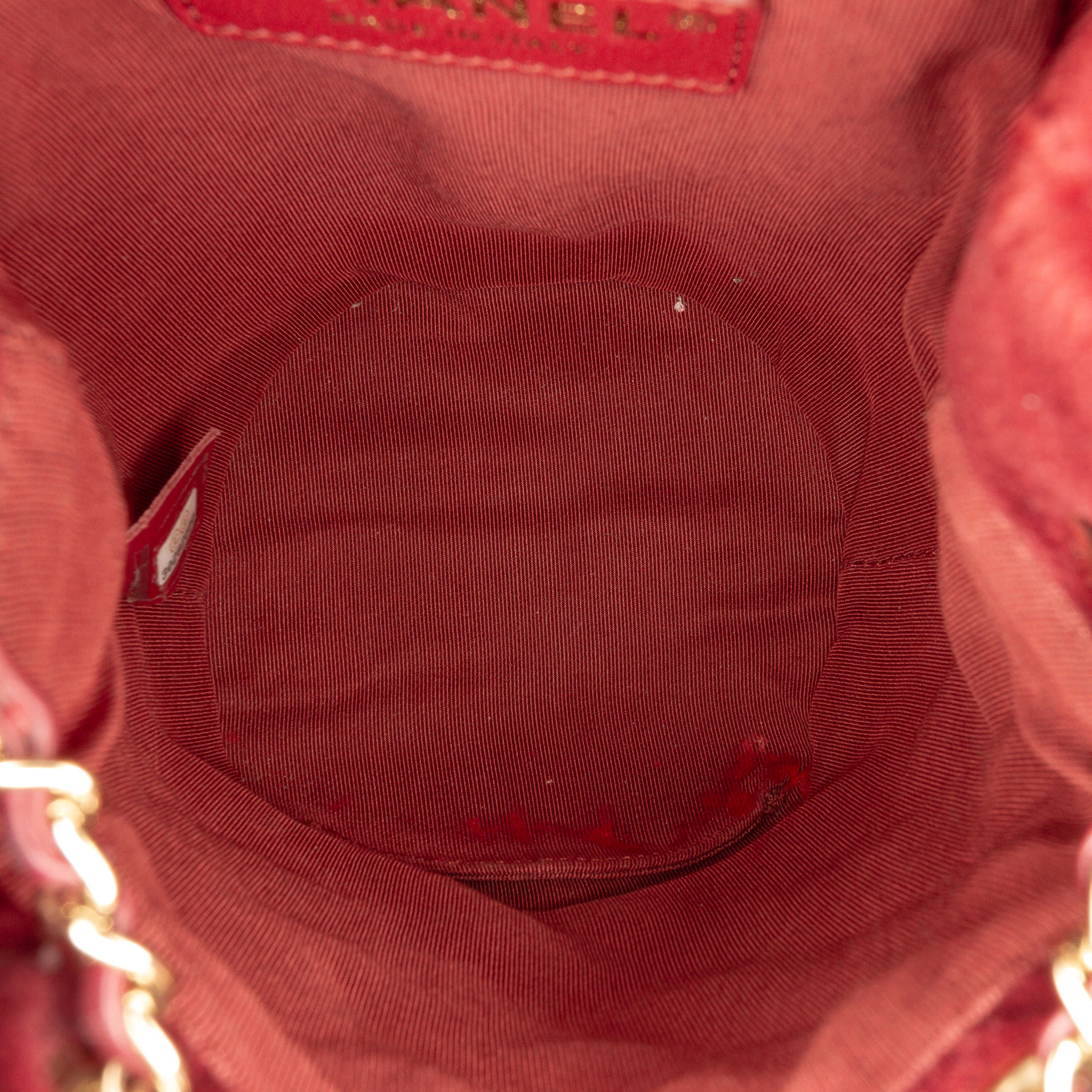 Chanel Mini Velvet Crystal Pearl Crush Bucket Bag, från Luxclusif, i färgen burgundy. Klicka för att öppna bilden i stort format