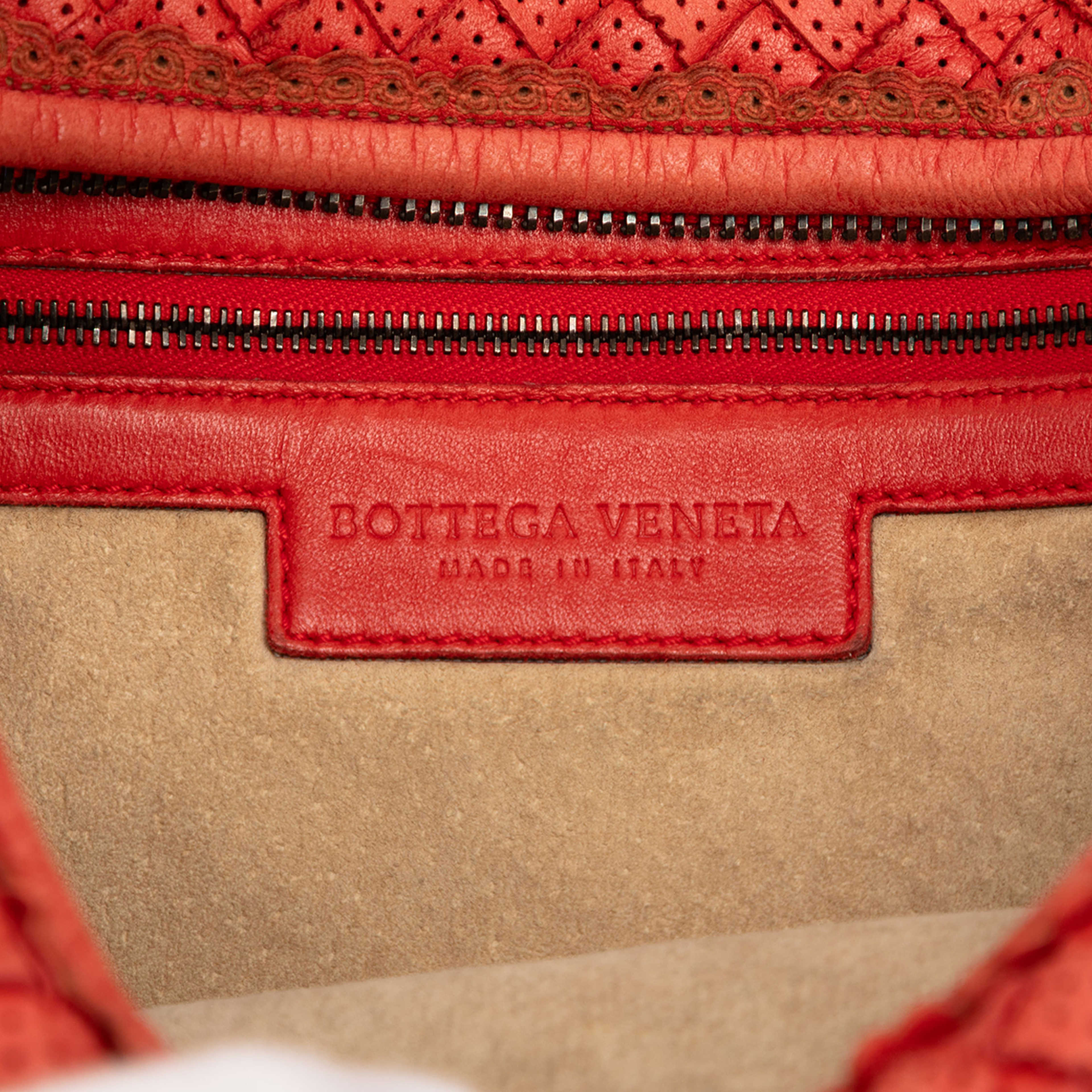 Bottega Veneta Small Perforated Nappa Intrecciato Veneta Hobo, från Luxclusif, i färgen red. Klicka för att öppna bilden i stort format