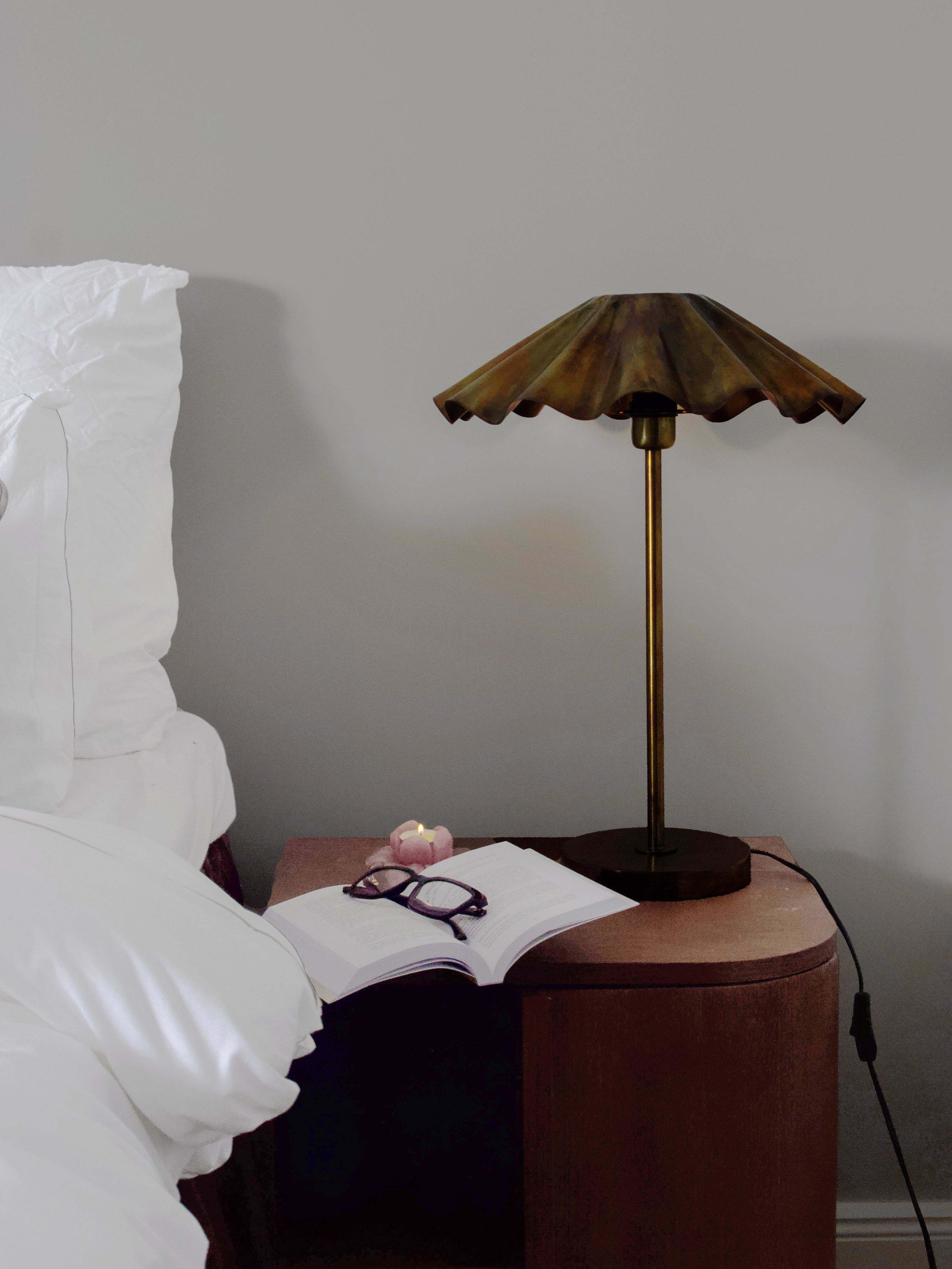 Aira Bordslampa, från PR Home, i färgen mässing. Klicka för att öppna bilden i stort format