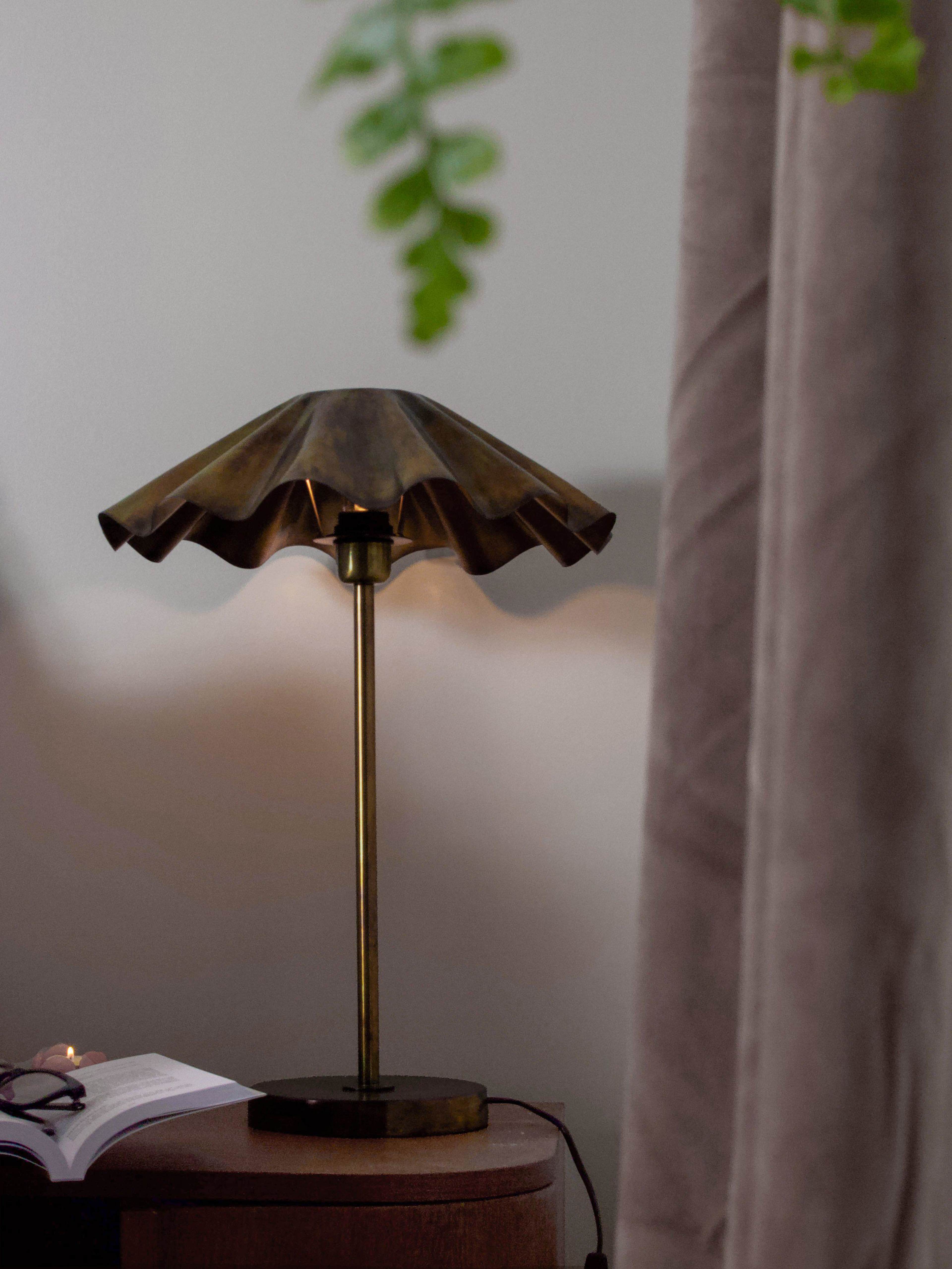 Aira Bordslampa, från PR Home, i färgen mässing. Klicka för att öppna bilden i stort format