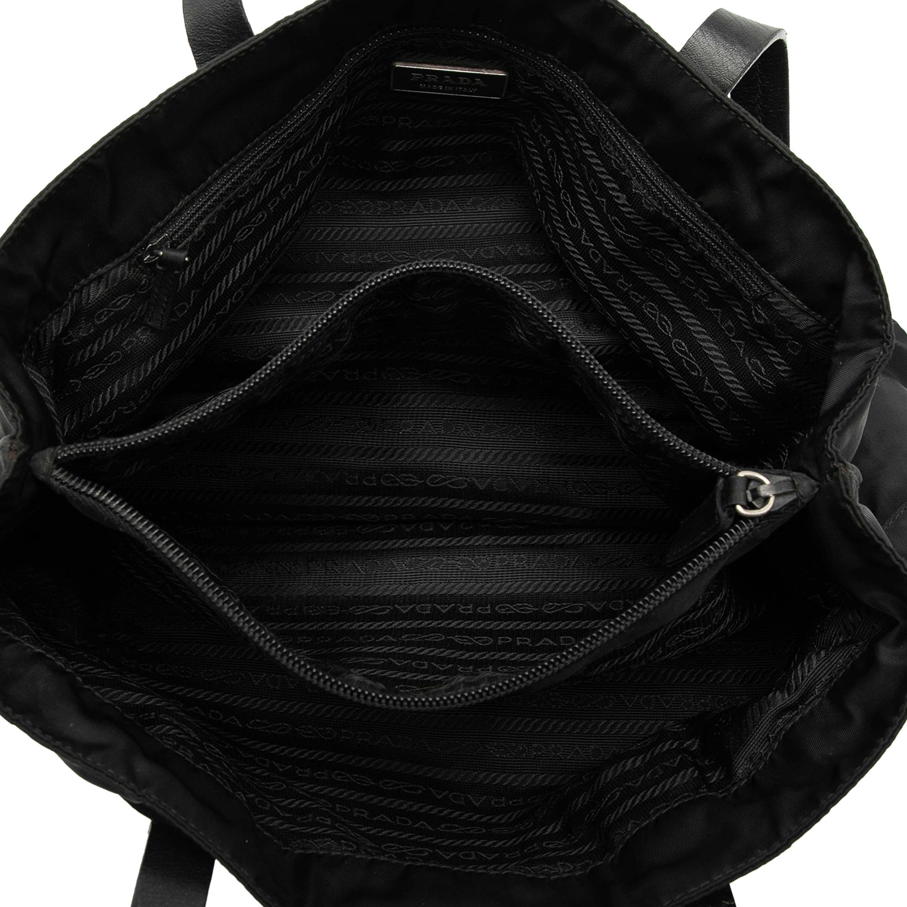 Prada Tessuto Tote, från Luxclusif, i färgen black. Klicka för att öppna bilden i stort format