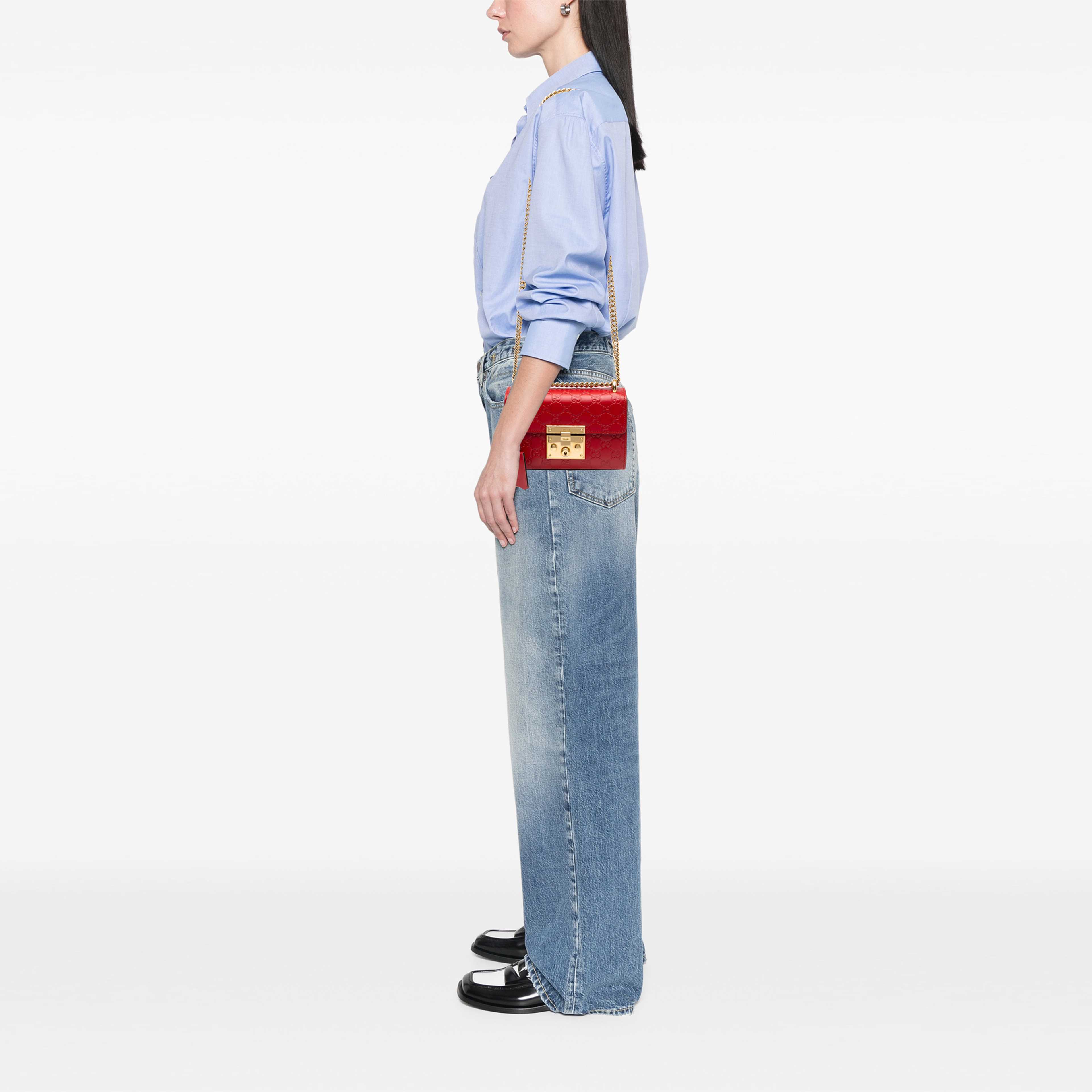 Gucci Small Guccissima Padlock Crossbody, från Luxclusif, i färgen röd. Klicka för att öppna bilden i stort format
