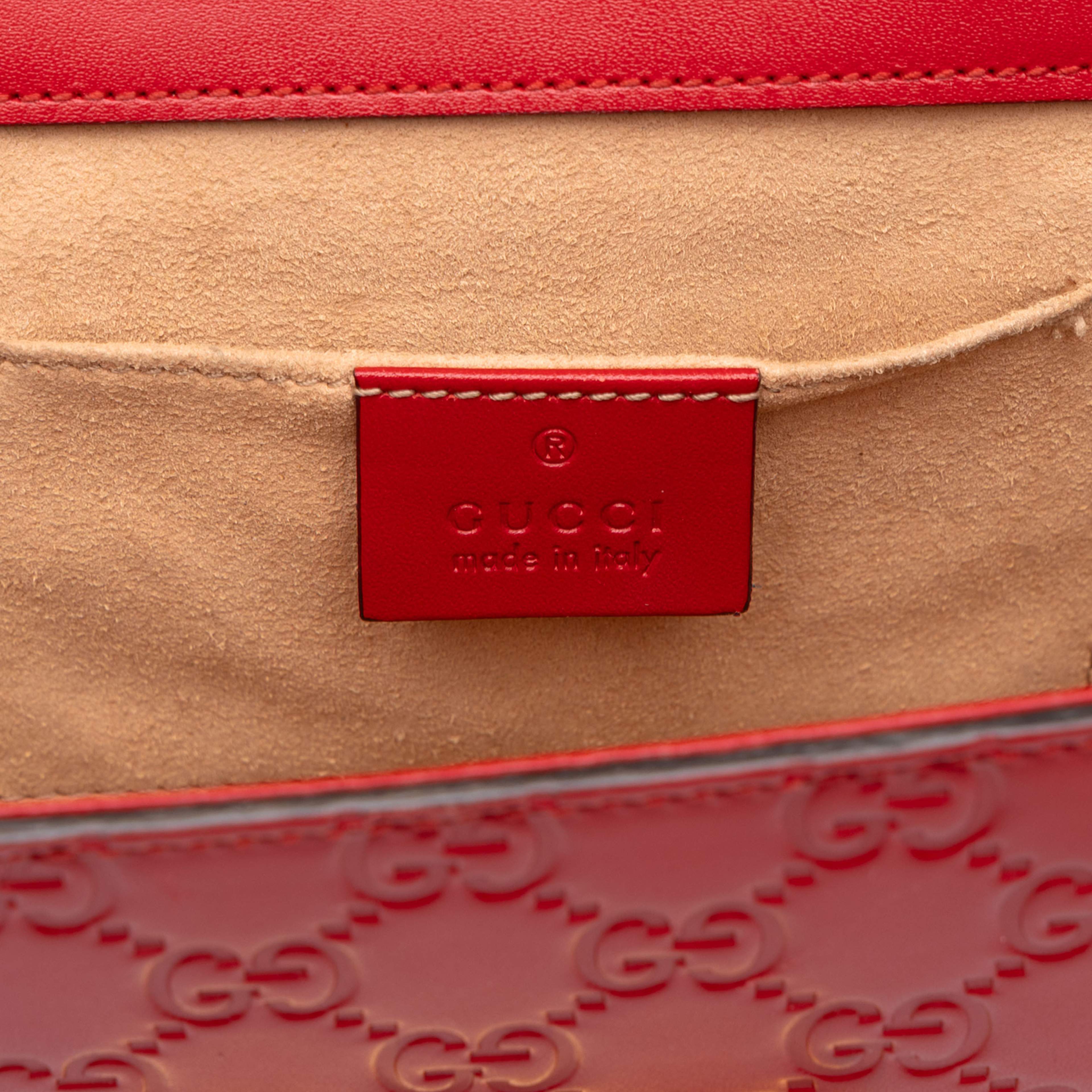 Gucci Small Guccissima Padlock Crossbody, från Luxclusif, i färgen röd. Klicka för att öppna bilden i stort format