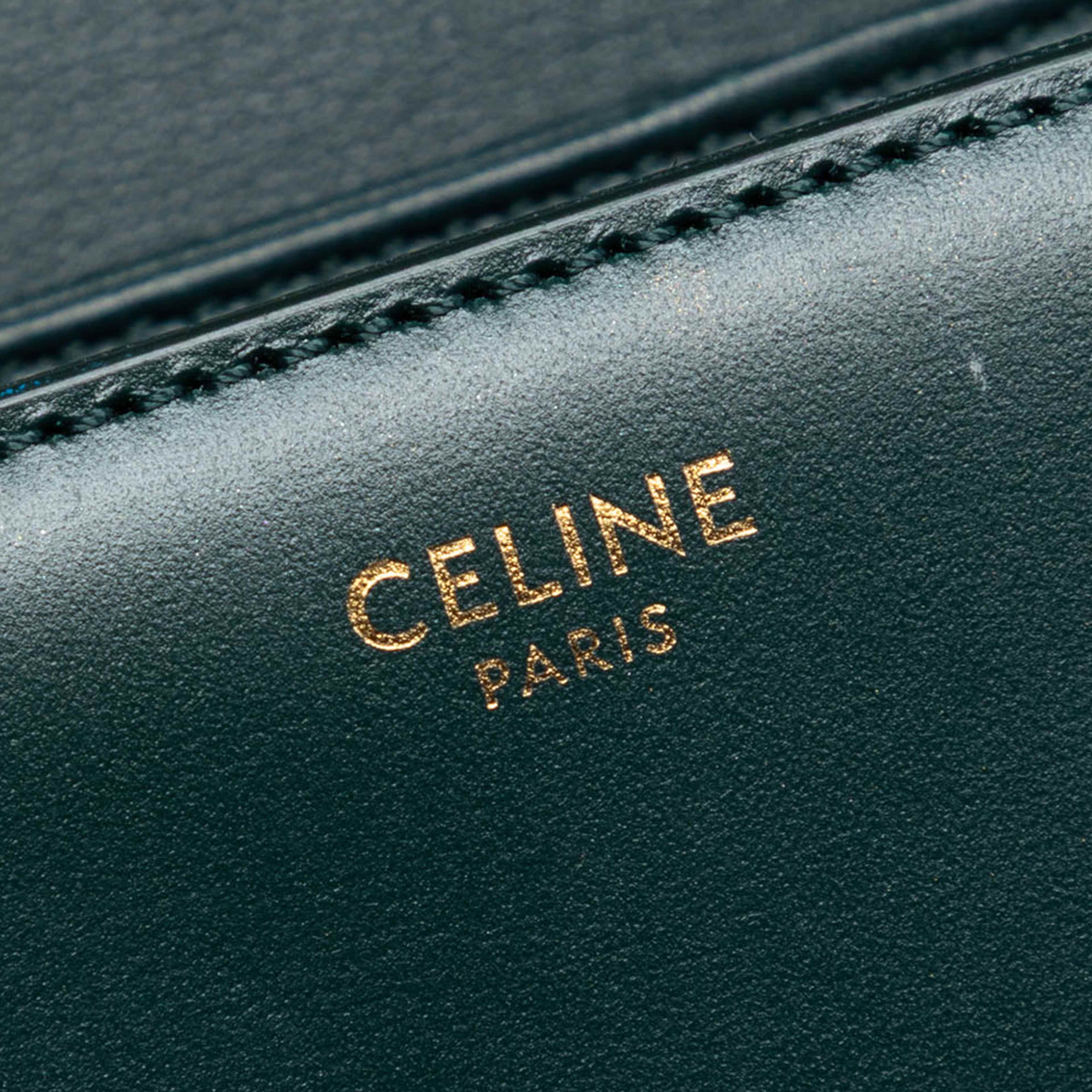 Celine Large Shiny Calfskin Triomphe Crossbody, från Luxclusif, i färgen dark green. Klicka för att öppna bilden i stort format