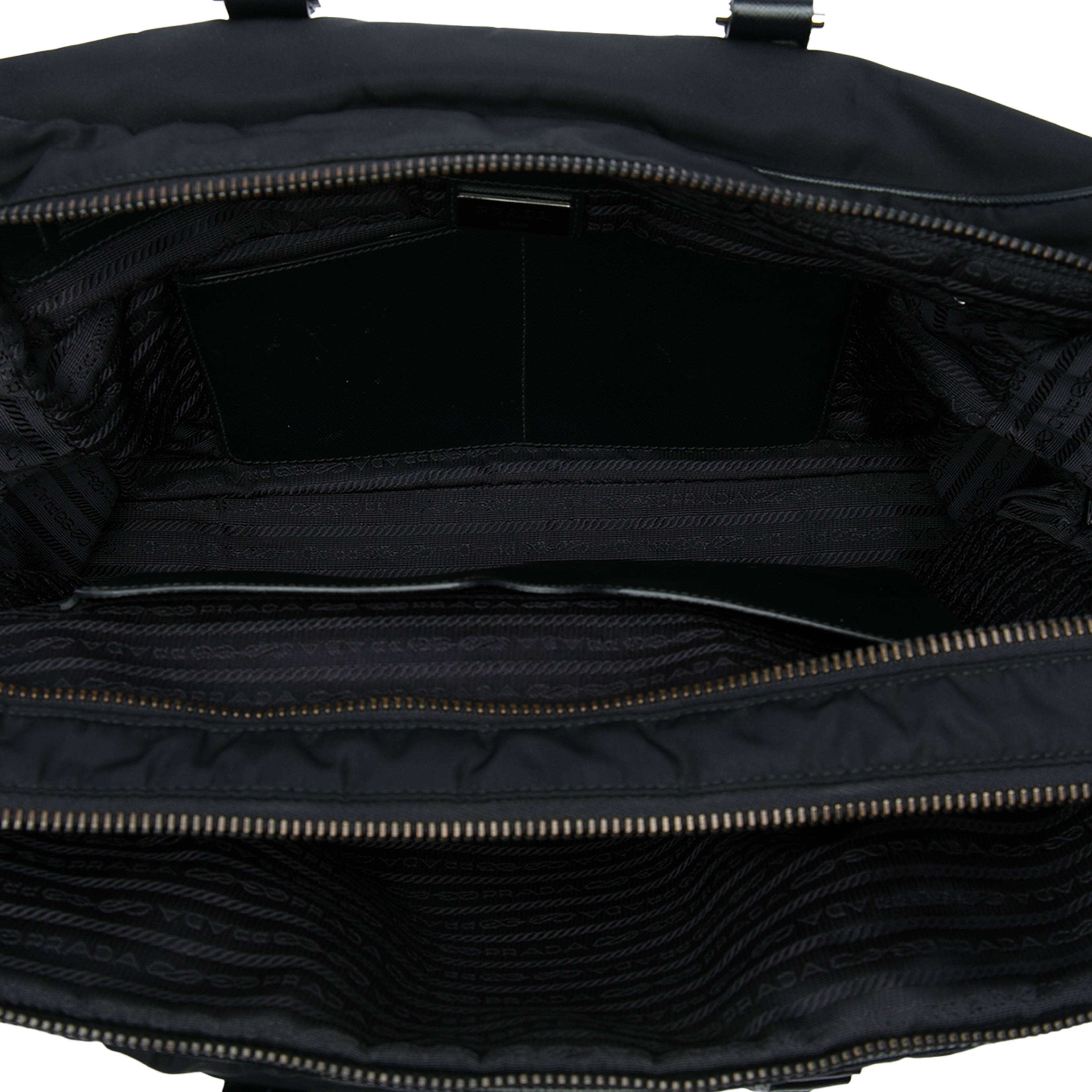 Prada Saffiano Trimmed Tessuto Business Bag, från Luxclusif, i färgen svart. Klicka för att öppna bilden i stort format
