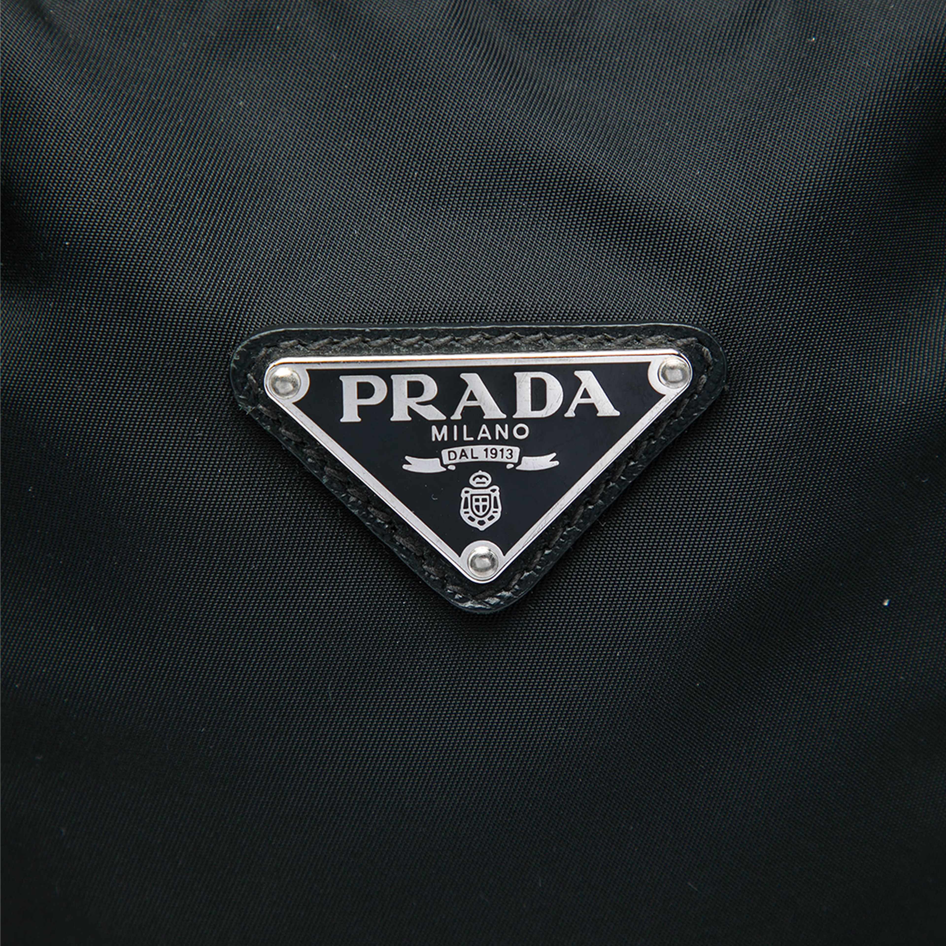 Prada Saffiano Trimmed Tessuto Business Bag, från Luxclusif, i färgen svart. Klicka för att öppna bilden i stort format
