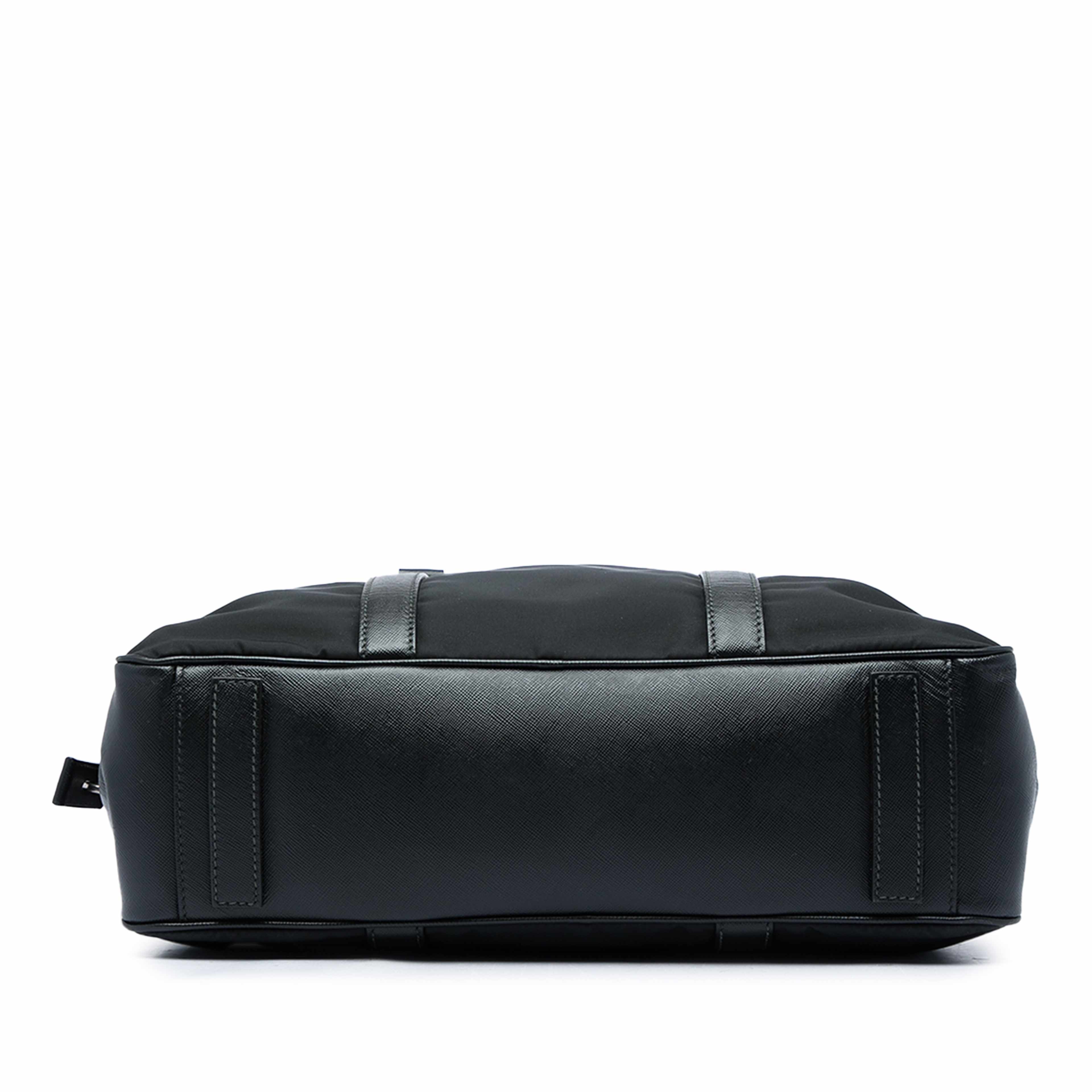 Prada Saffiano Trimmed Tessuto Business Bag, från Luxclusif, i färgen svart. Klicka för att öppna bilden i stort format