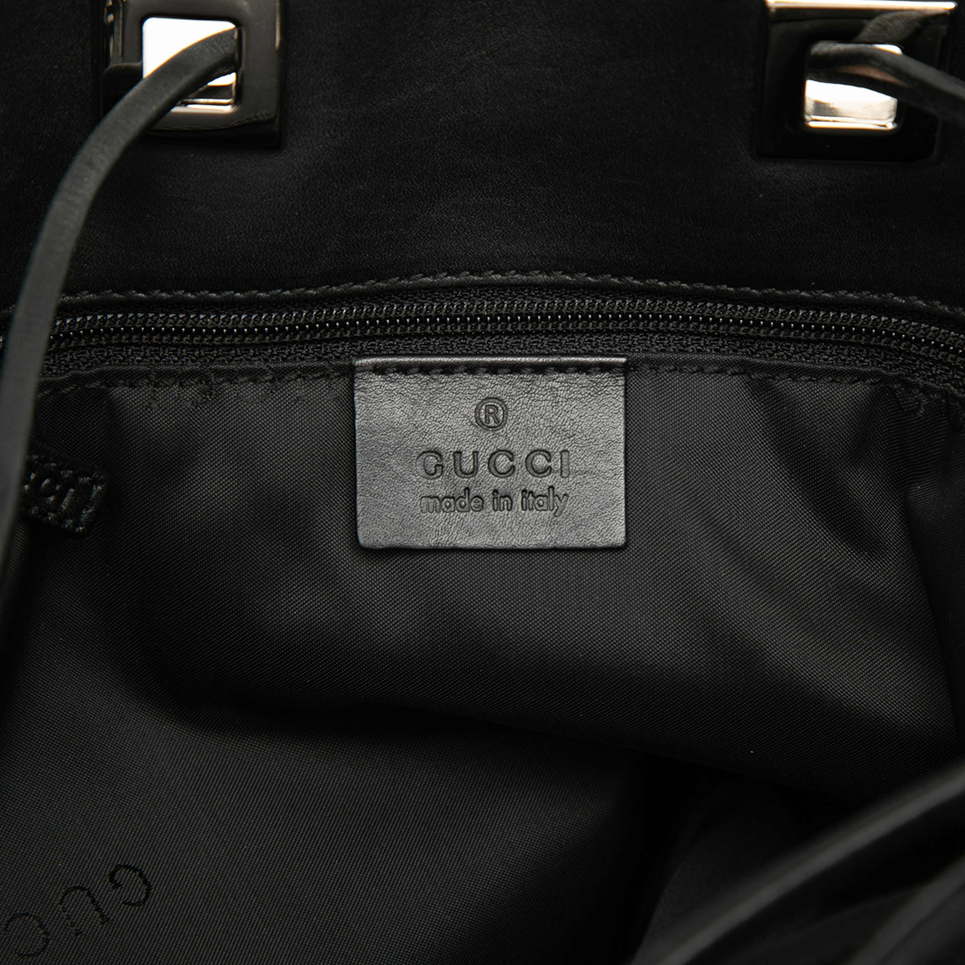 Gucci Gg Canvas Shoulder Bag, från Luxclusif, i färgen svart. Klicka för att öppna bilden i stort format
