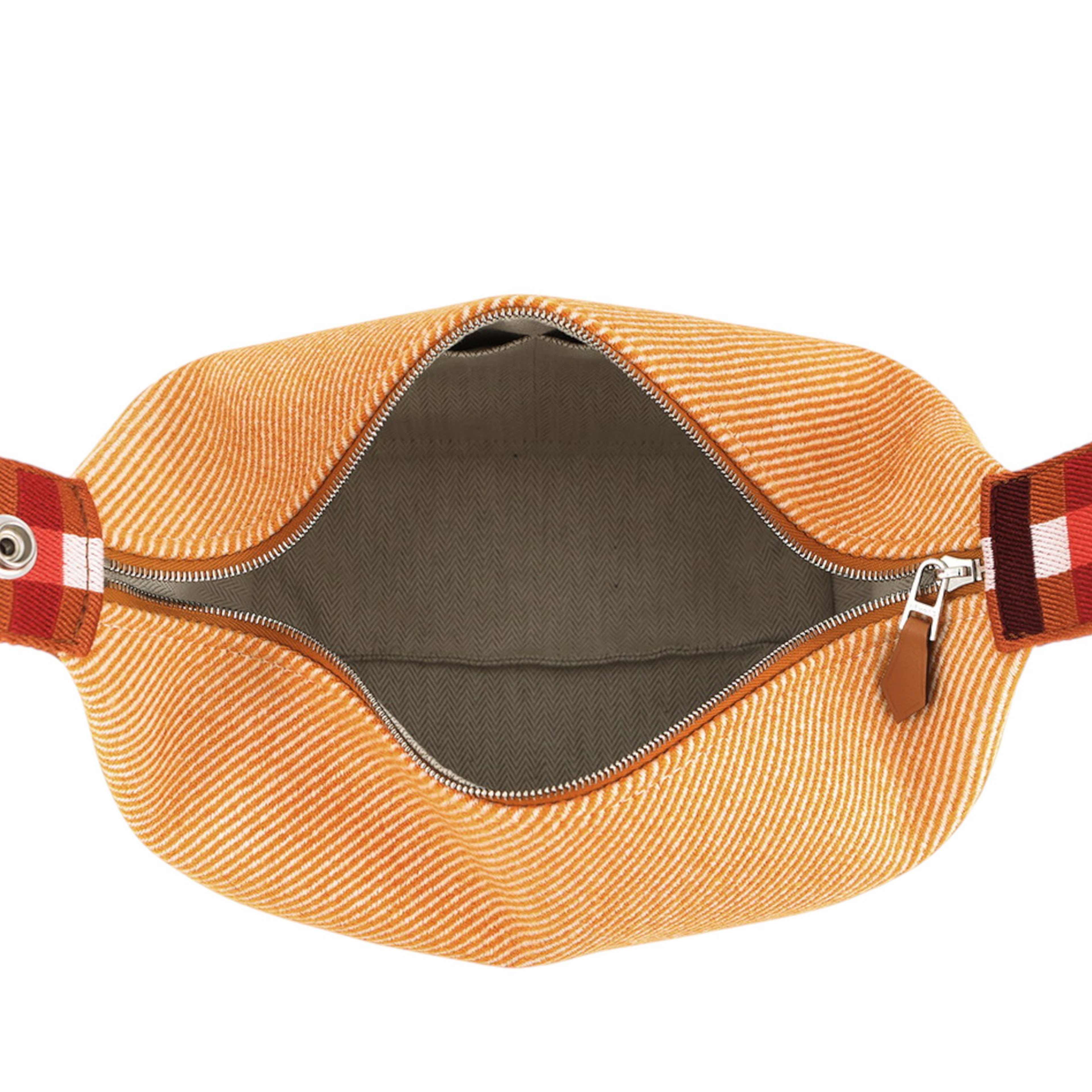 Hermès Small Wool Bride A Brac Au Carre Case, från Luxclusif, i färgen light orange. Klicka för att öppna bilden i stort format