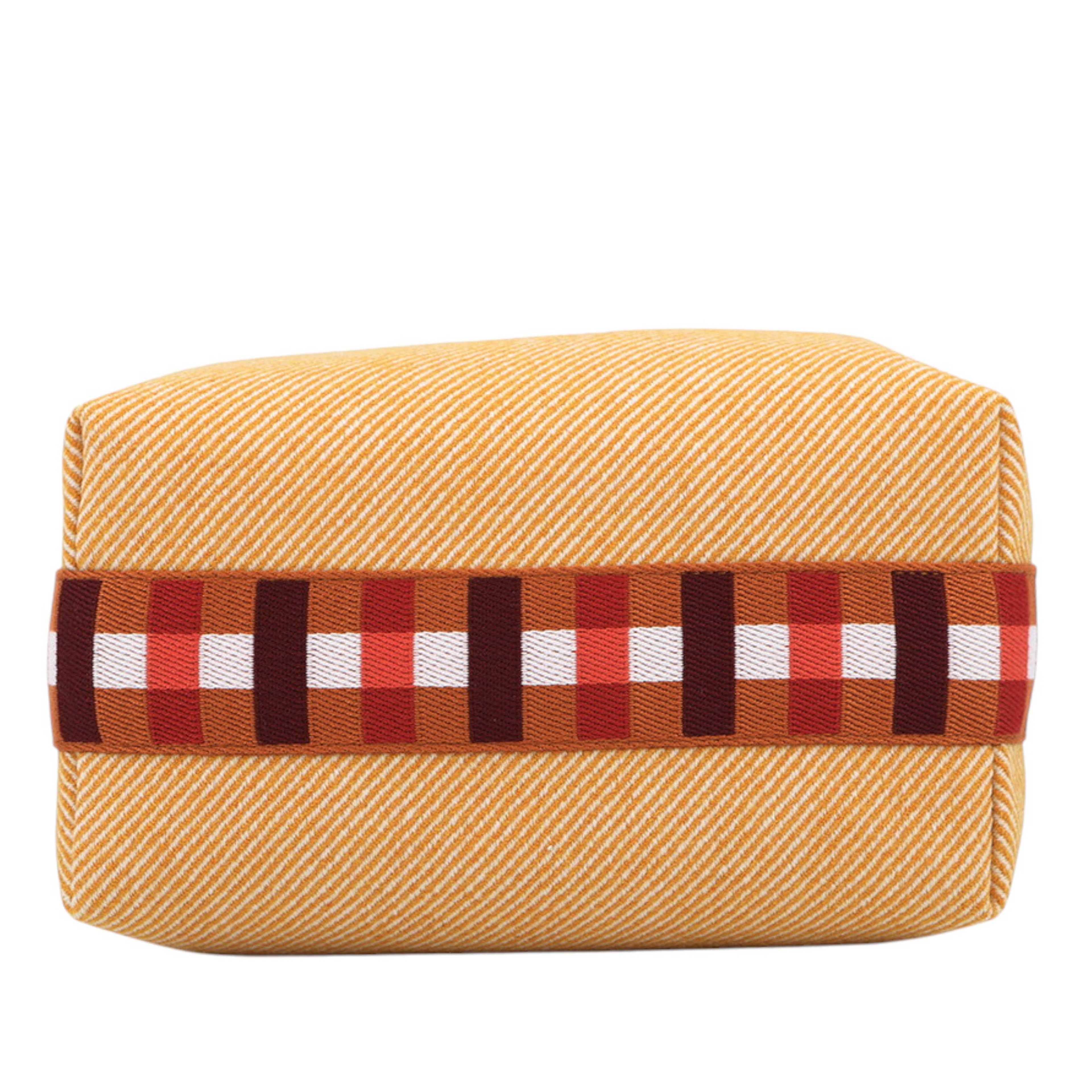 Hermès Small Wool Bride A Brac Au Carre Case, från Luxclusif, i färgen orange. Klicka för att öppna bilden i stort format