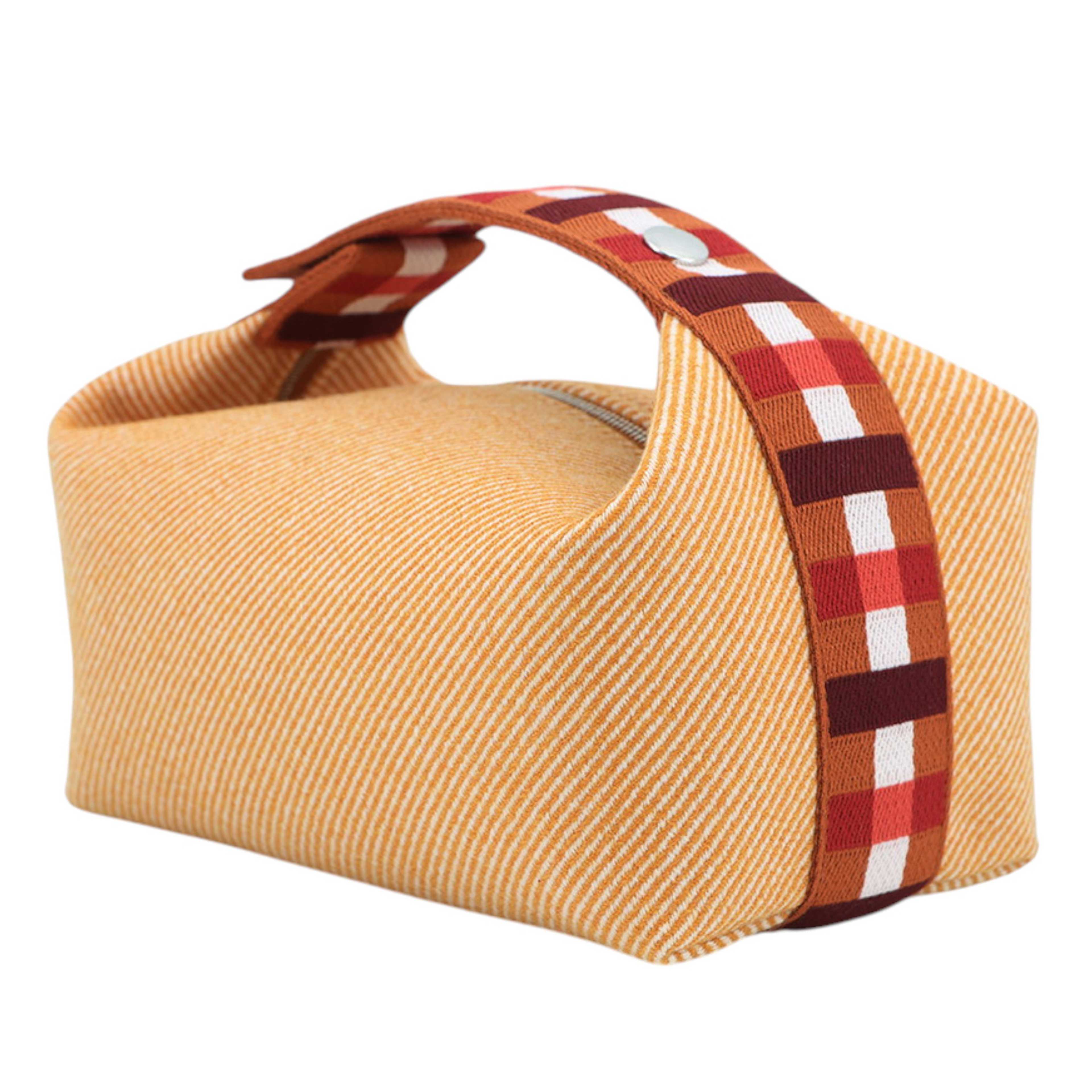 Hermès Small Wool Bride A Brac Au Carre Case, från Luxclusif, i färgen orange. Klicka för att öppna bilden i stort format