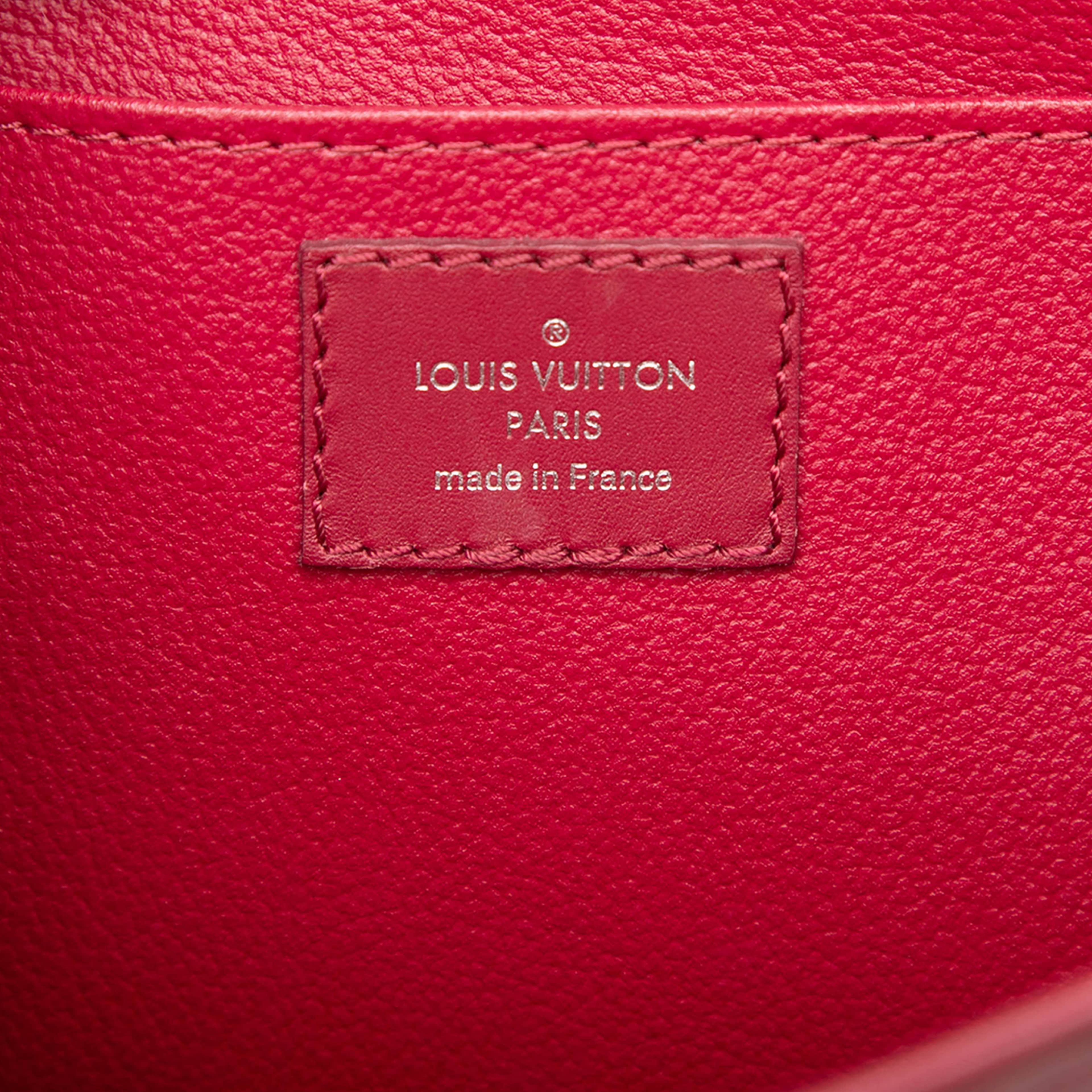 Louis Vuitton Epi Toiletry Pouch 26, från Luxclusif, i färgen röd. Klicka för att öppna bilden i stort format