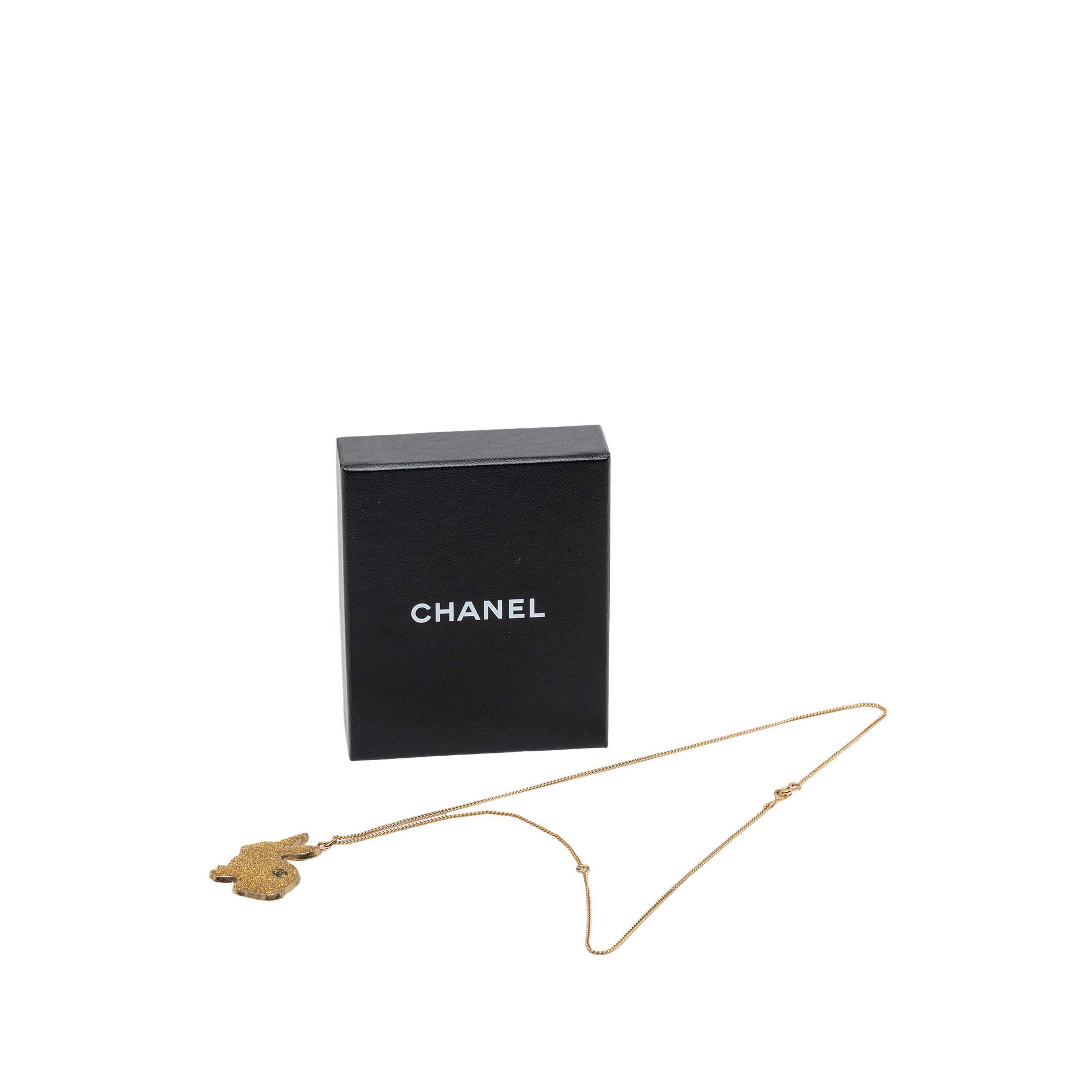 Chanel Cc Gold Plated Resin Rabbit Pendant Necklace, från Luxclusif, i färgen guld. Klicka för att öppna bilden i stort format