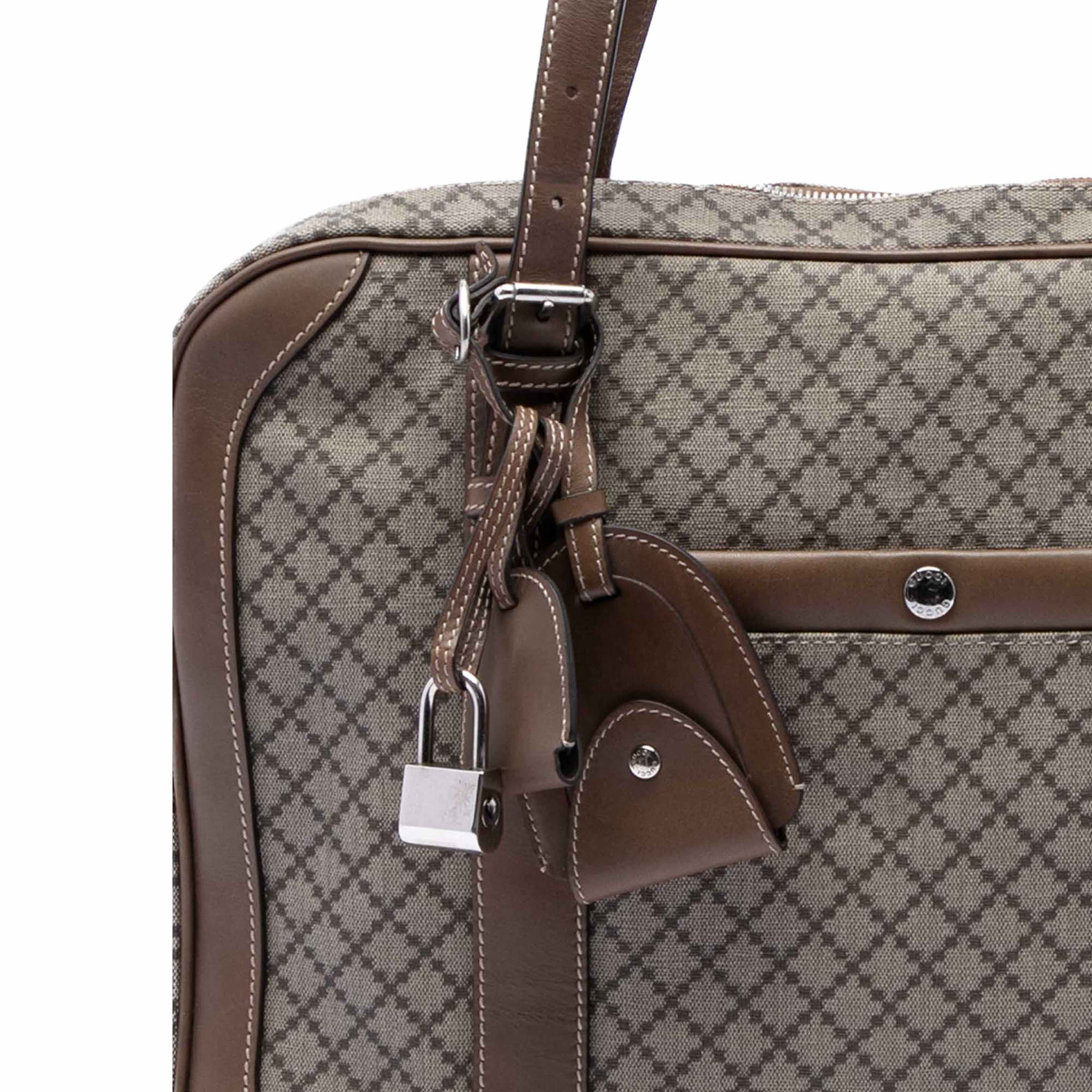 Gucci Diamante Coated Canvas Business Bag, från Luxclusif, i färgen beige. Klicka för att öppna bilden i stort format