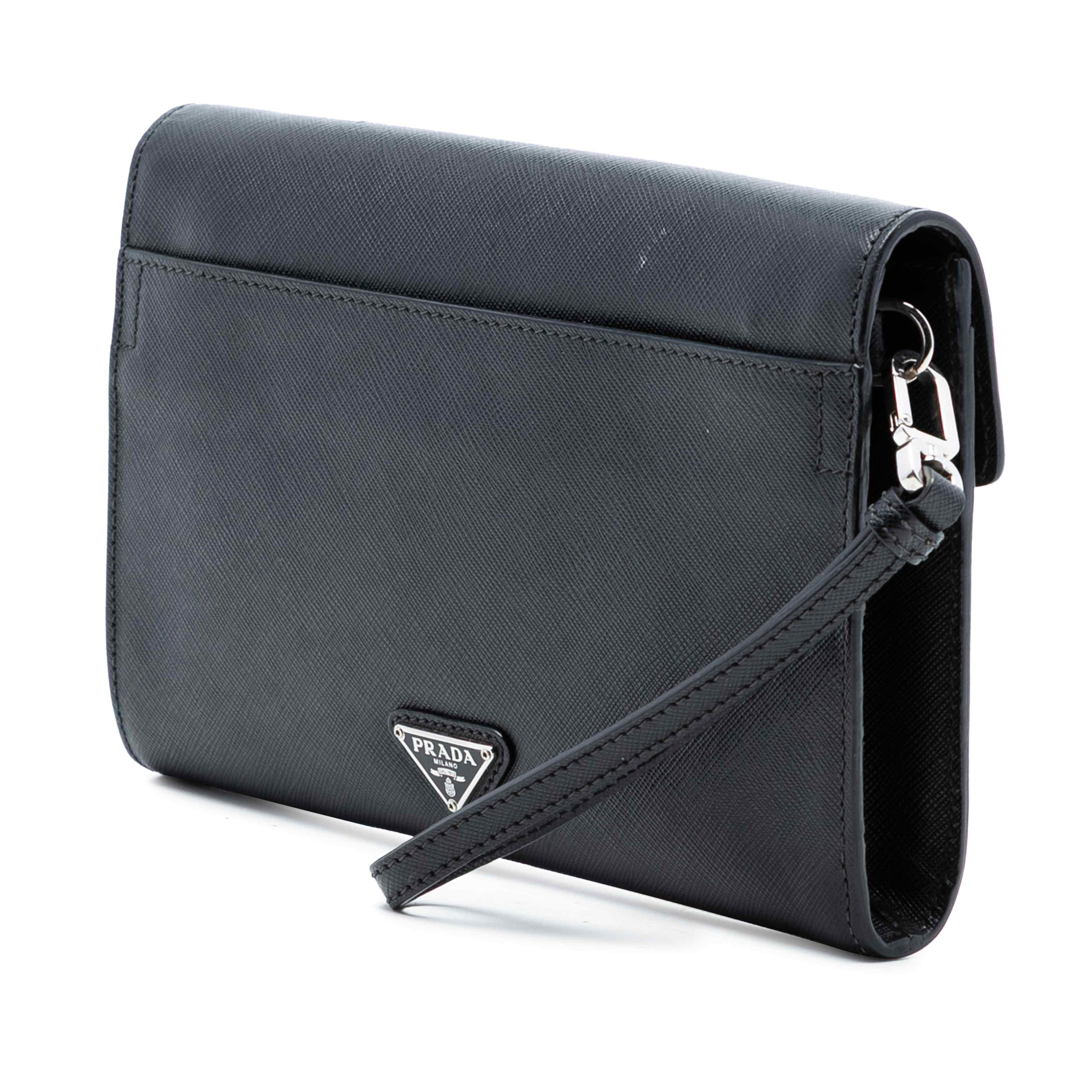 Prada Saffiano Envelope Push Lock Clutch, från Luxclusif, i färgen black. Klicka för att öppna bilden i stort format
