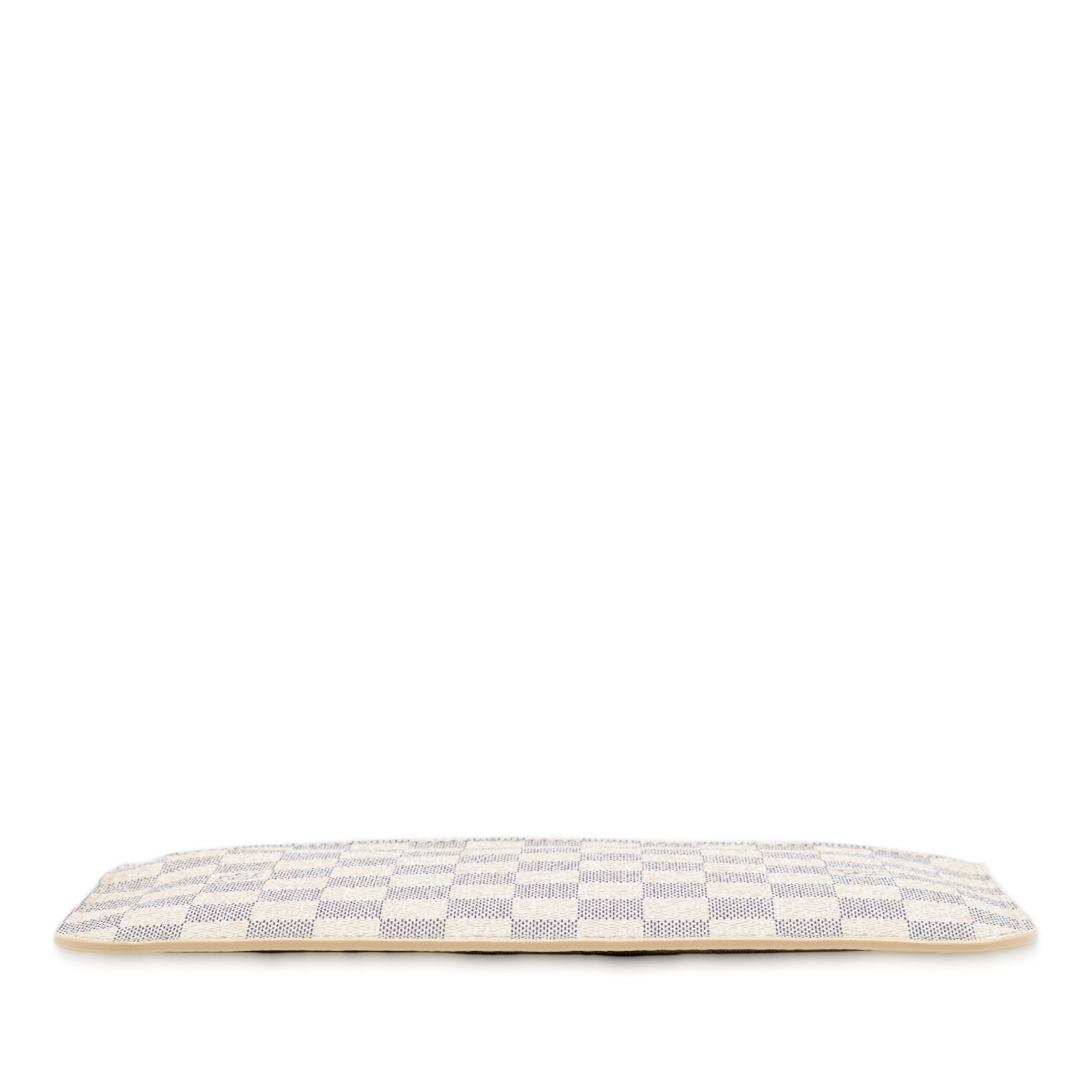 Louis Vuitton Damier Azur Neverfull Mm Pouch, från Luxclusif, i färgen vit. Klicka för att öppna bilden i stort format
