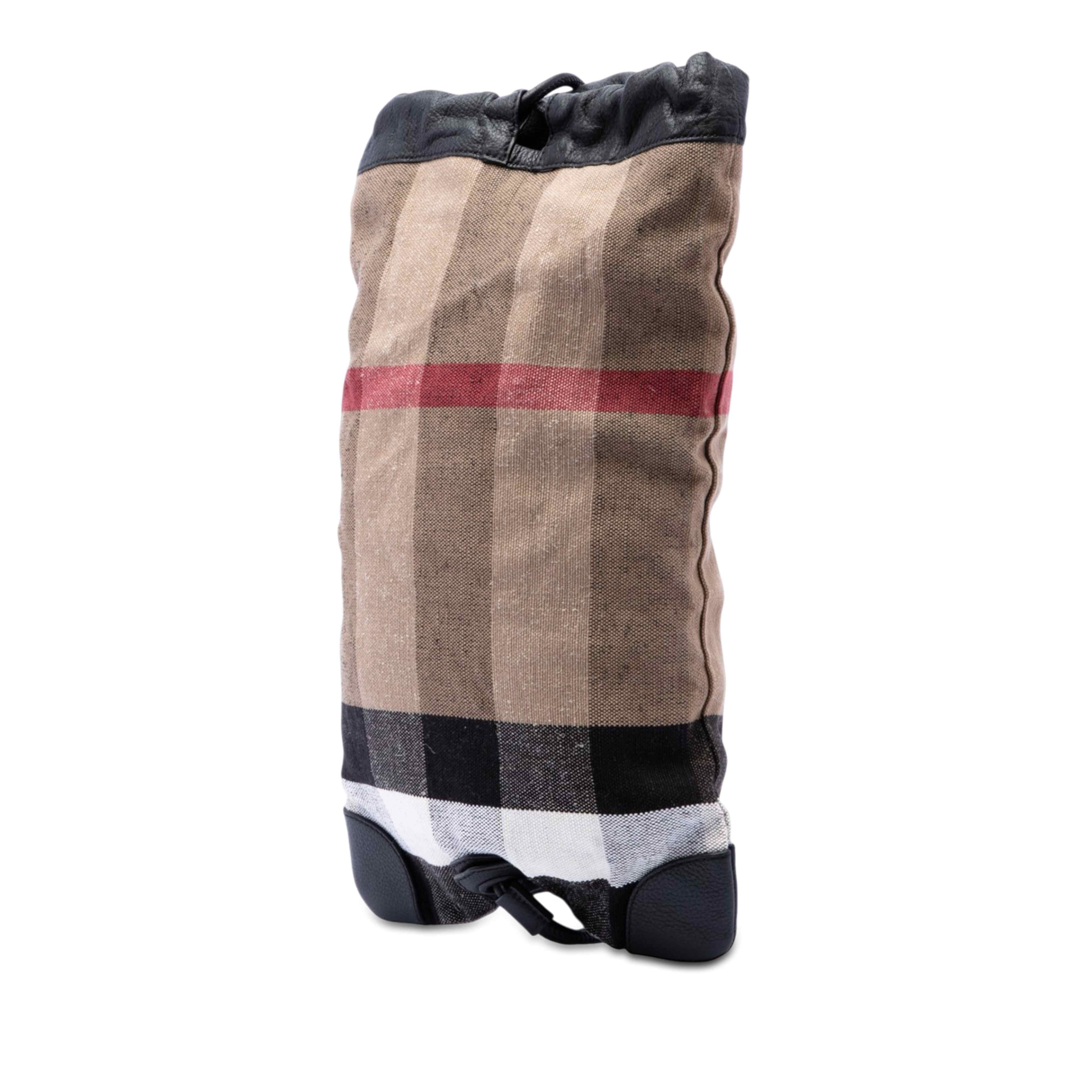 Burberry Mega Check Canvas Drawstring Backpack, från Luxclusif, i färgen light brown. Klicka för att öppna bilden i stort format