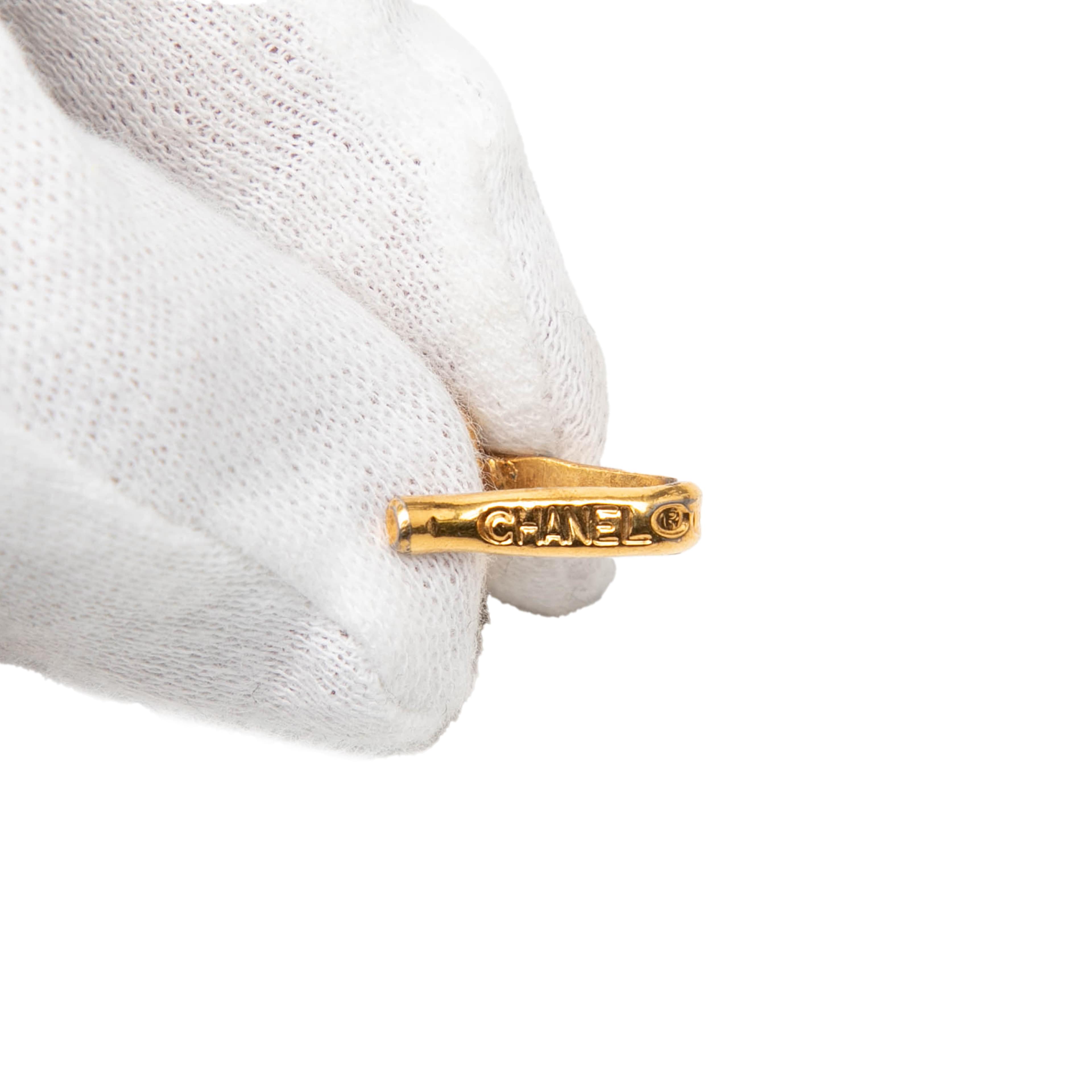 Chanel Gold Plated Leather Woven Medallion Chain Belt, från Luxclusif, i färgen gold. Klicka för att öppna bilden i stort format