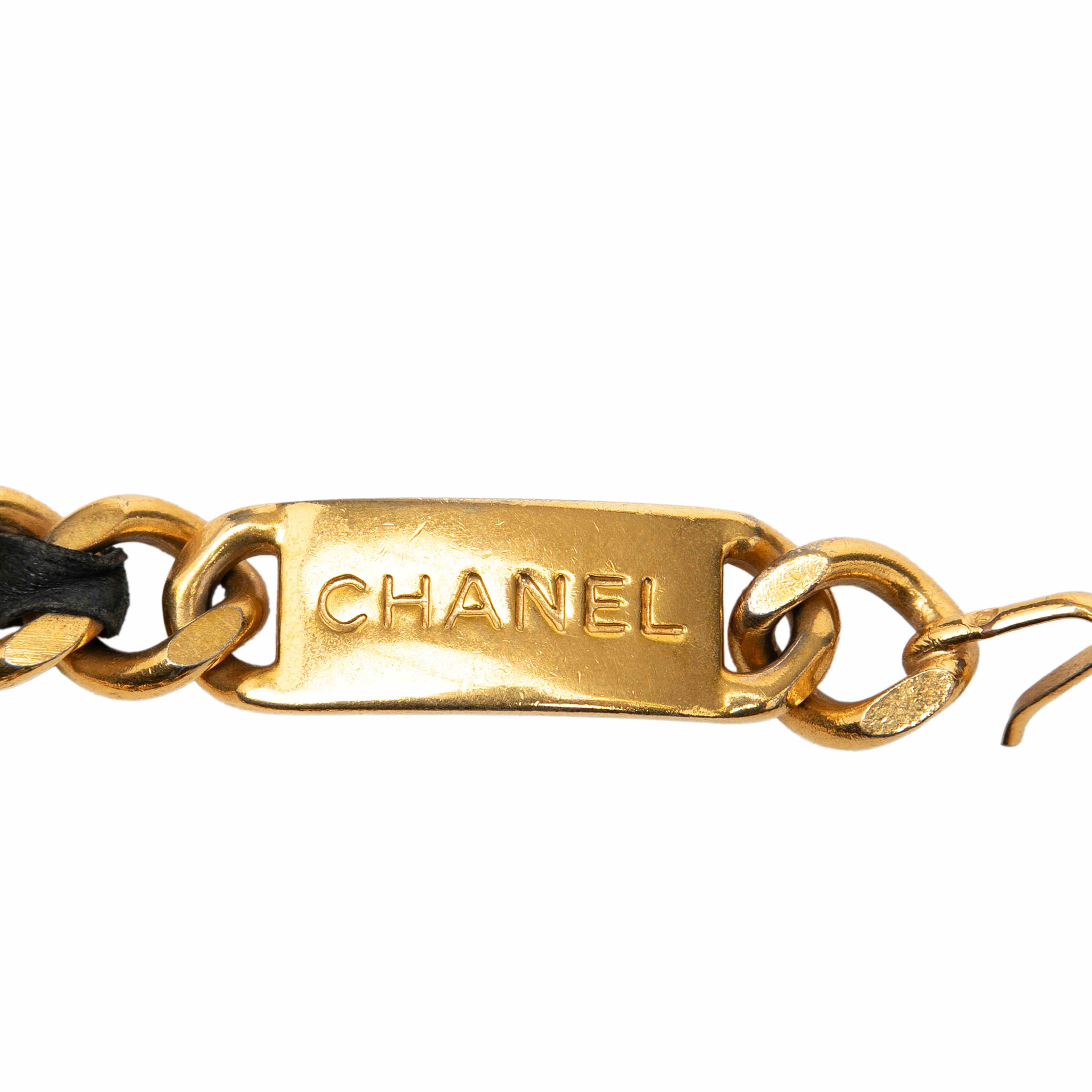 Chanel Gold Plated Leather Woven Medallion Chain Belt, från Luxclusif, i färgen gold. Klicka för att öppna bilden i stort format