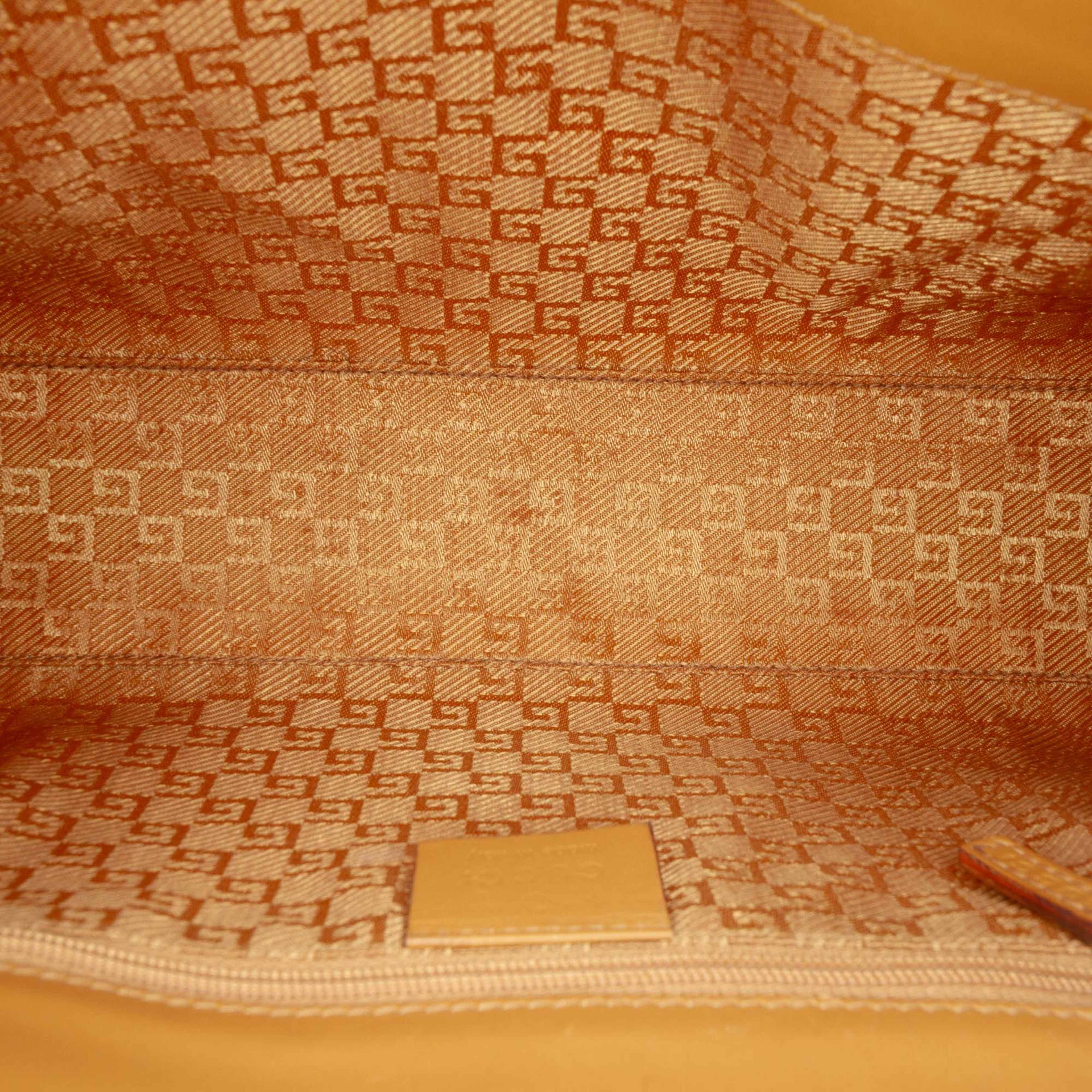 Gucci Suede Jackie Bardot Handbag, från Luxclusif, i färgen pink. Klicka för att öppna bilden i stort format