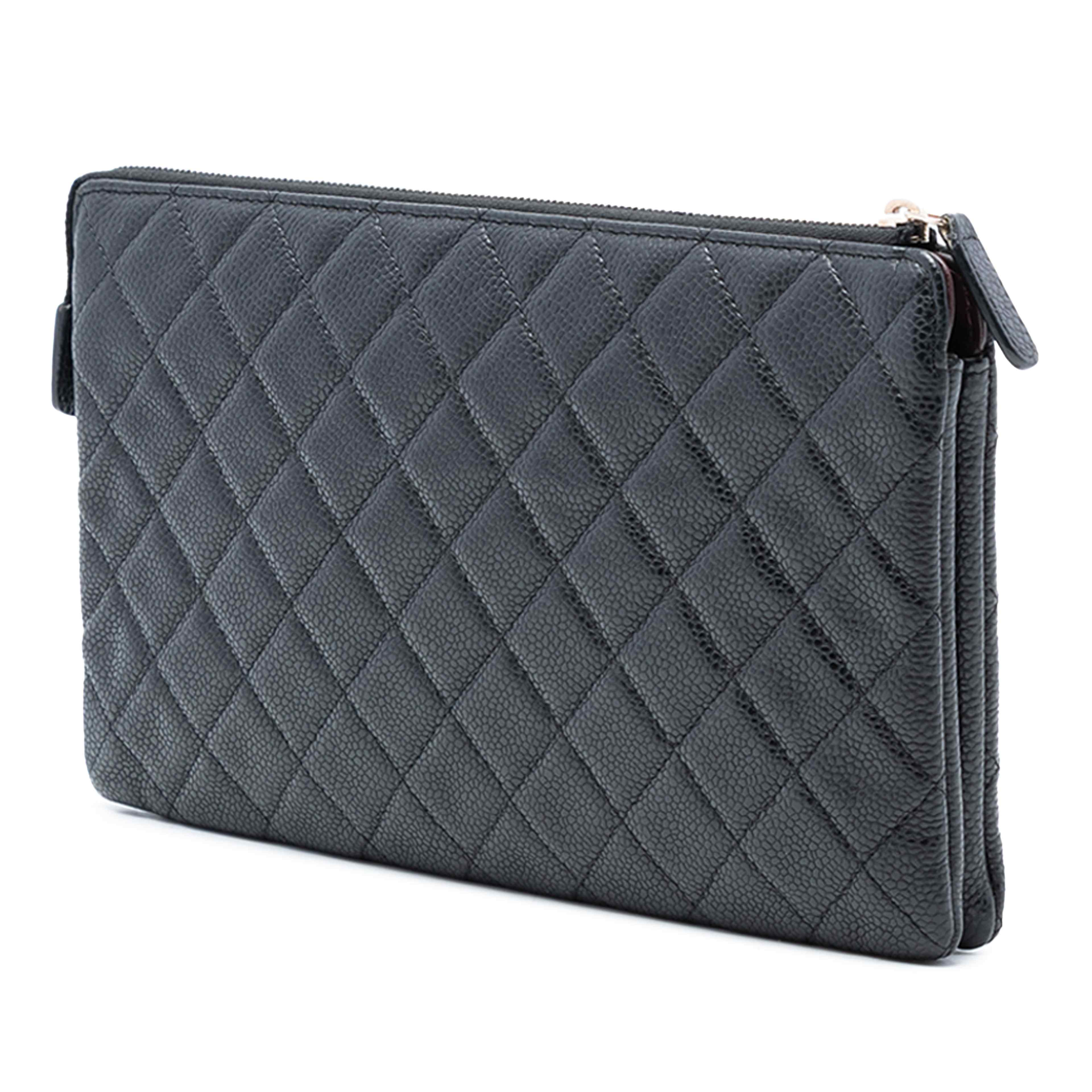 Chanel Cc Quilted Caviar Zip Pouch, från Luxclusif, i färgen black. Klicka för att öppna bilden i stort format