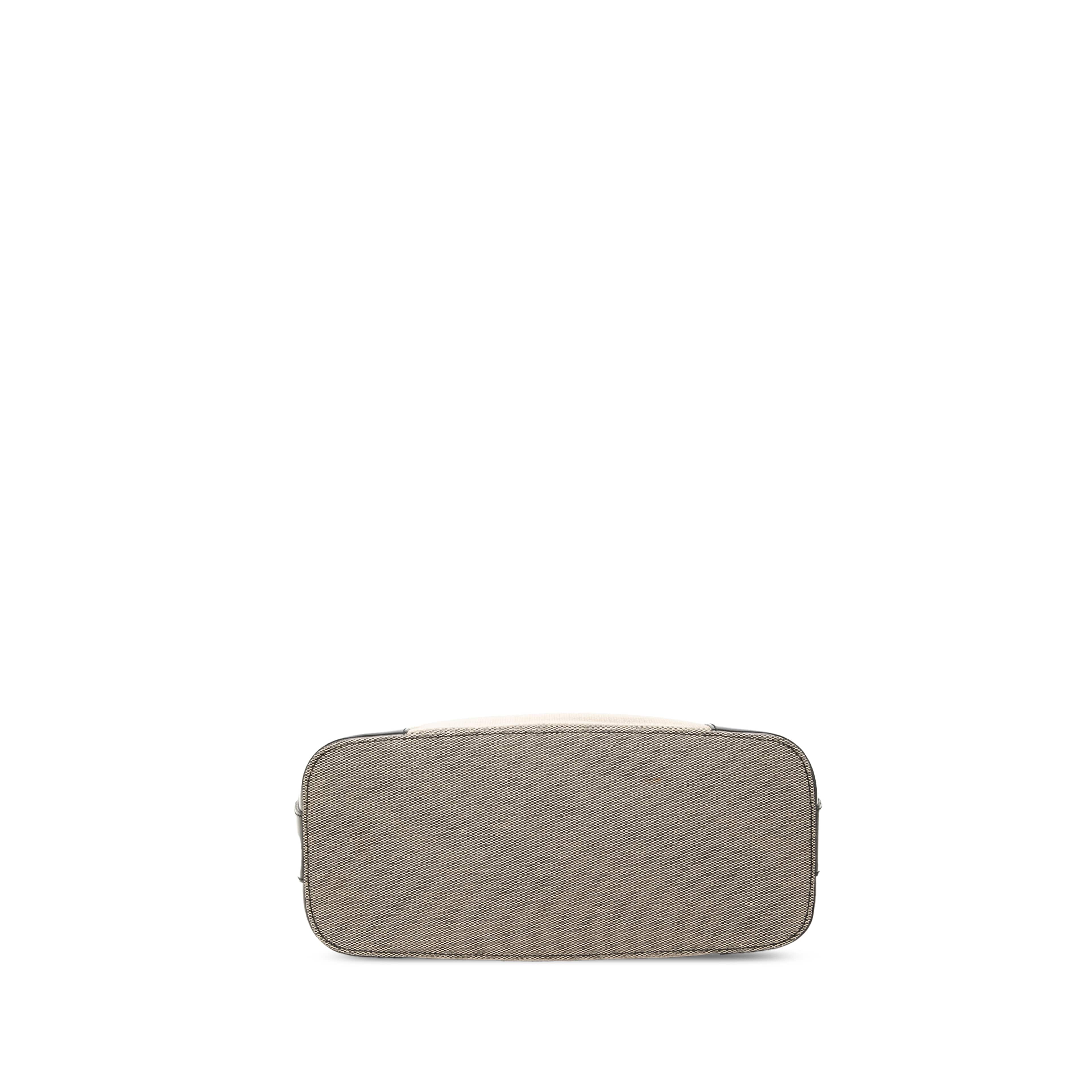 Gucci Canvas Shoulder Bag, från Luxclusif, i färgen beige. Klicka för att öppna bilden i stort format