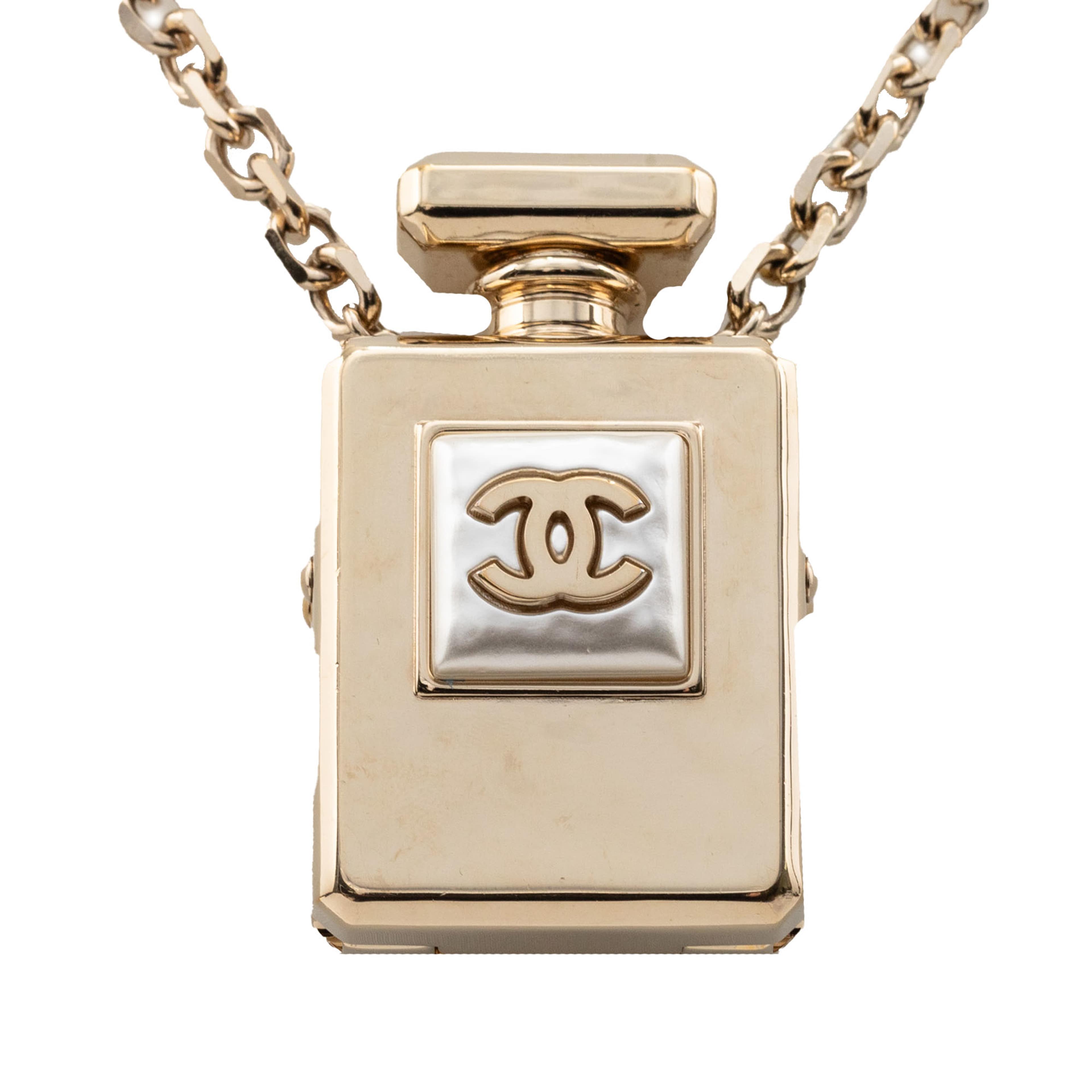 Chanel Cc Gold Plated Perfume Bottle Locket Pendant Necklace, från Luxclusif, i färgen vit. Klicka för att öppna bilden i stort format