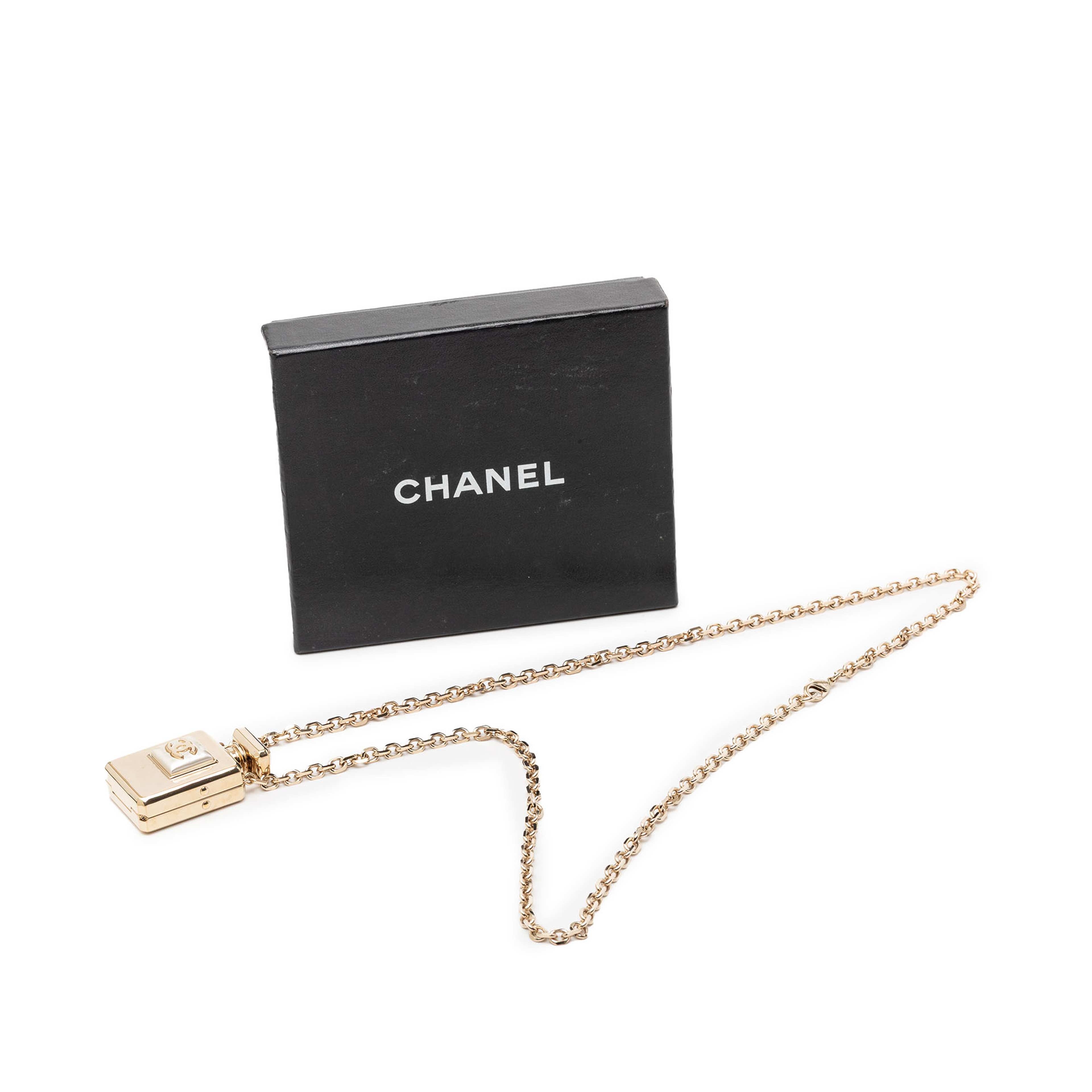 Chanel Cc Gold Plated Perfume Bottle Locket Pendant Necklace, från Luxclusif, i färgen vit. Klicka för att öppna bilden i stort format