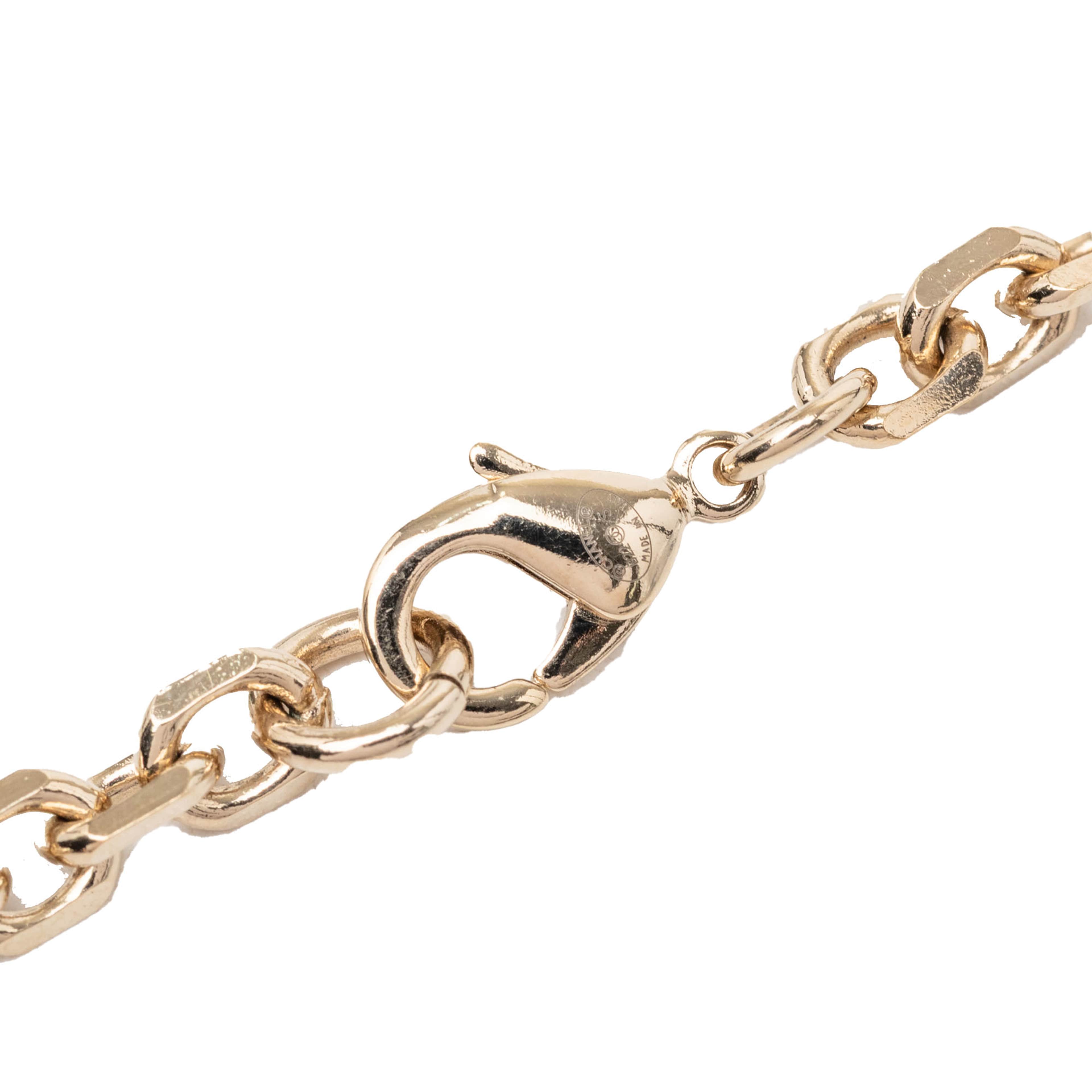Chanel Cc Gold Plated Perfume Bottle Locket Pendant Necklace, från Luxclusif, i färgen gold. Klicka för att öppna bilden i stort format