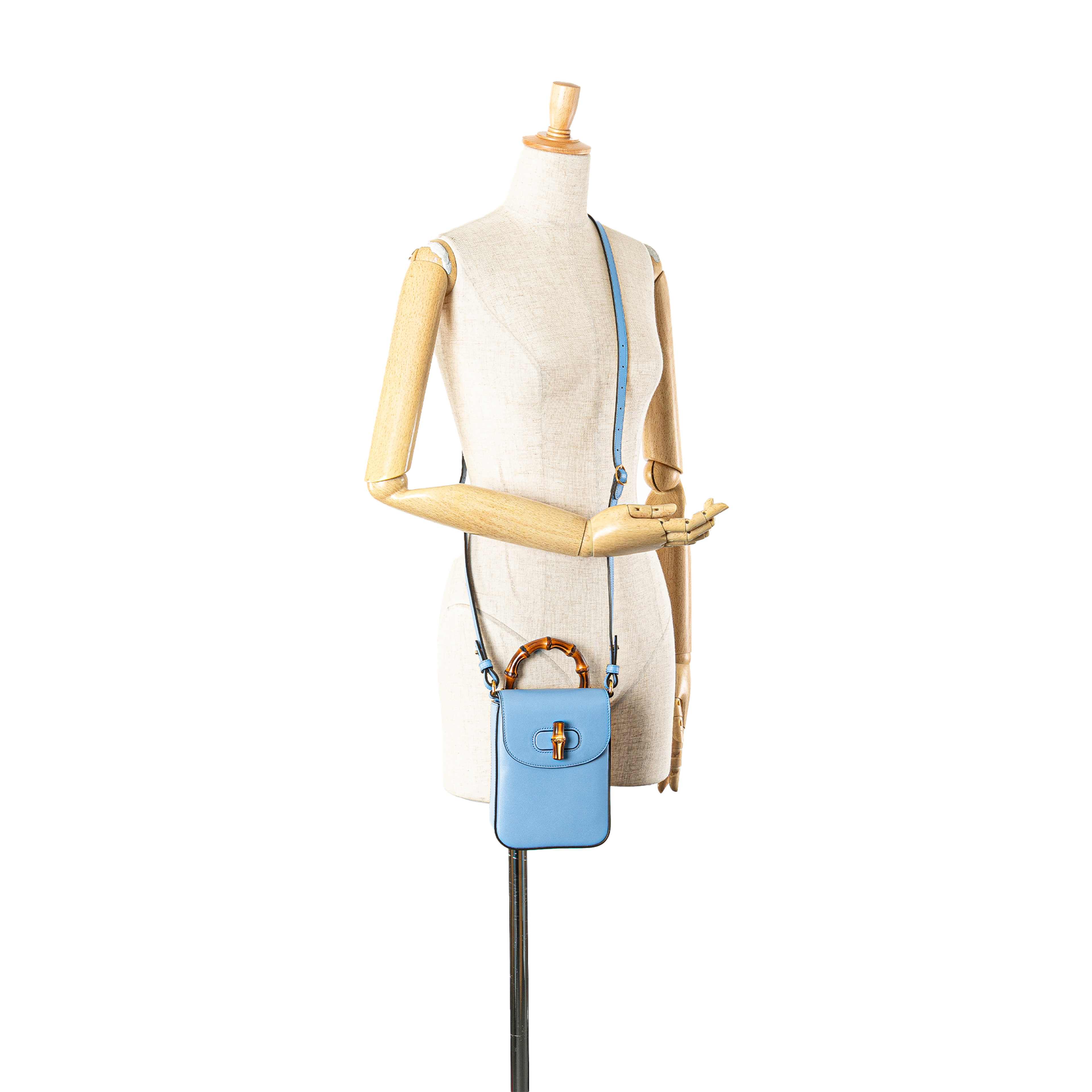 Gucci Mini Calfskin Bamboo Top Handle Bag, från Luxclusif, i färgen blå. Klicka för att öppna bilden i stort format