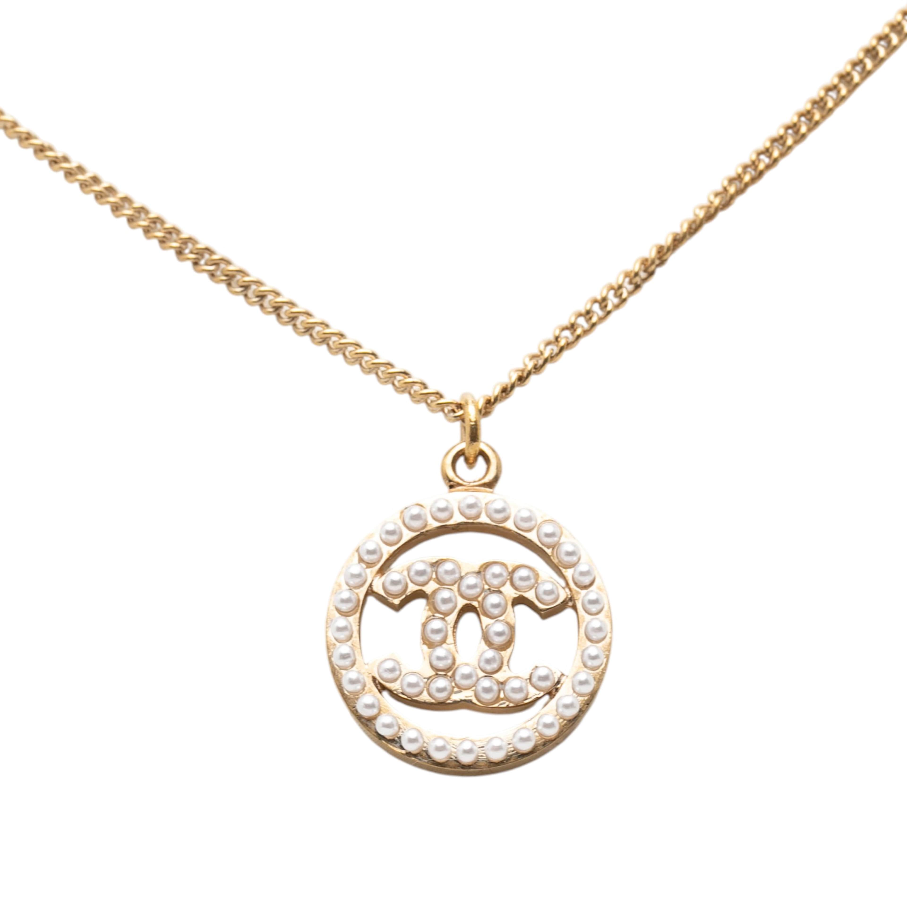 Chanel Gold Plated Cc Faux Pearl Pendant Necklace, från Luxclusif, i färgen gold. Klicka för att öppna bilden i stort format