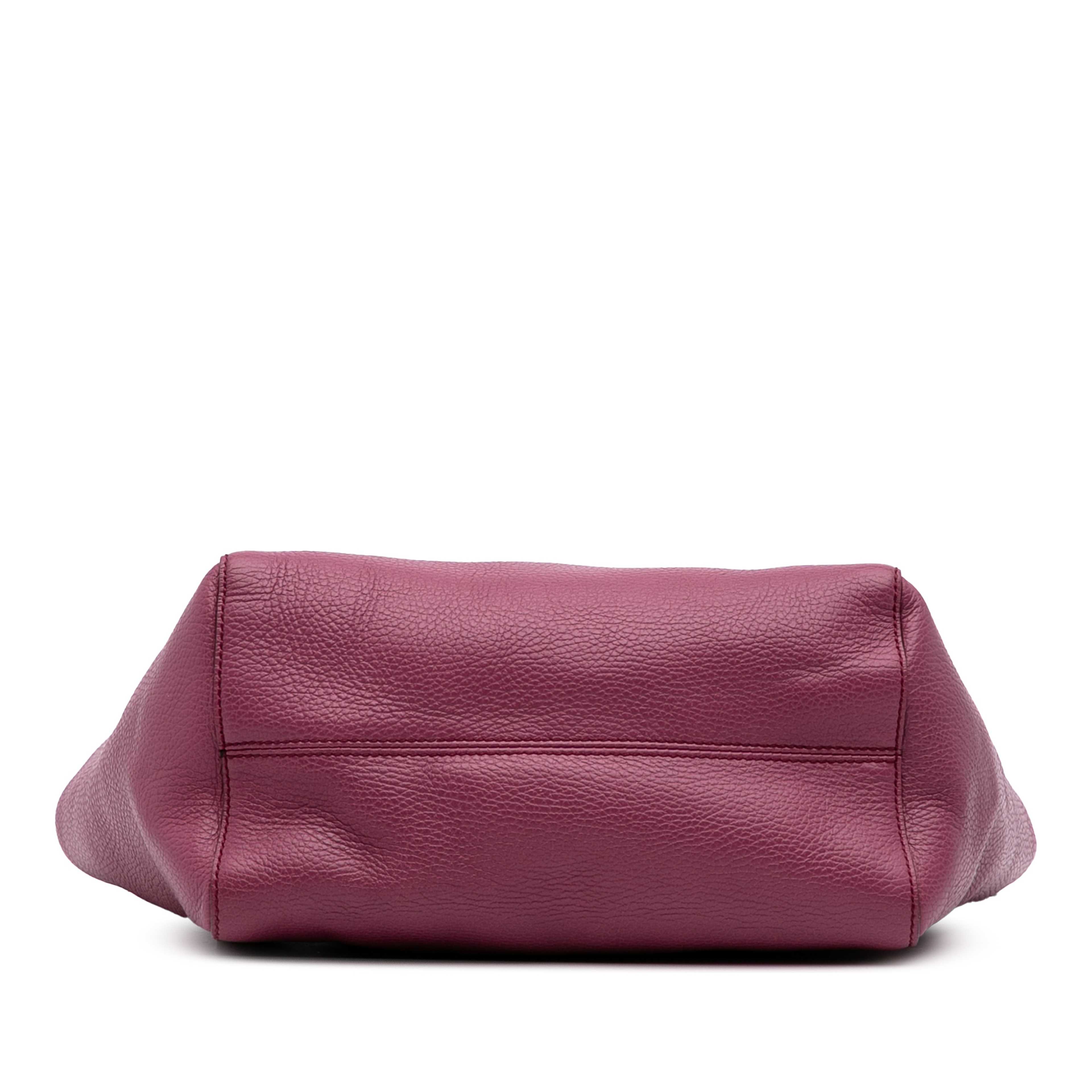 Gucci Medium Dollar Calfskin Swing Tote, från Luxclusif, i färgen magenta. Klicka för att öppna bilden i stort format